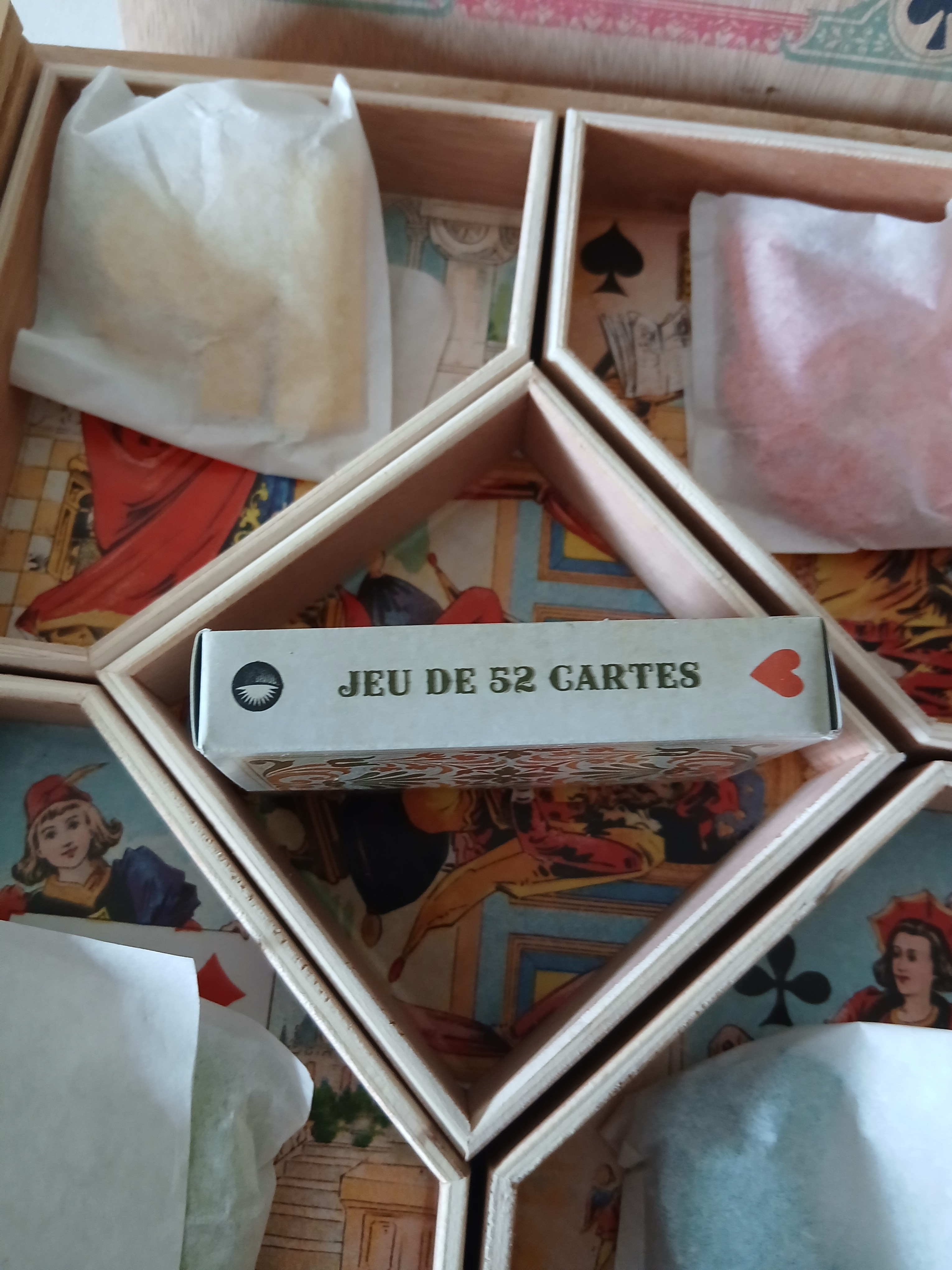 Jeu de nain jaune dans une boite en bois.  - Vue 4 - 