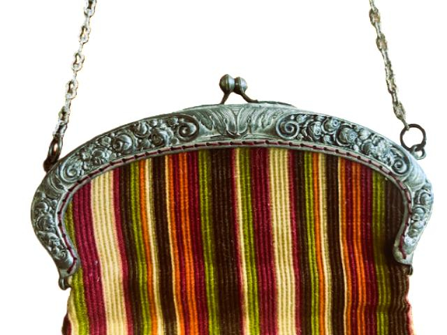Sac de soirée aumonière. Métal blanc décoré  - Vue 2 - 