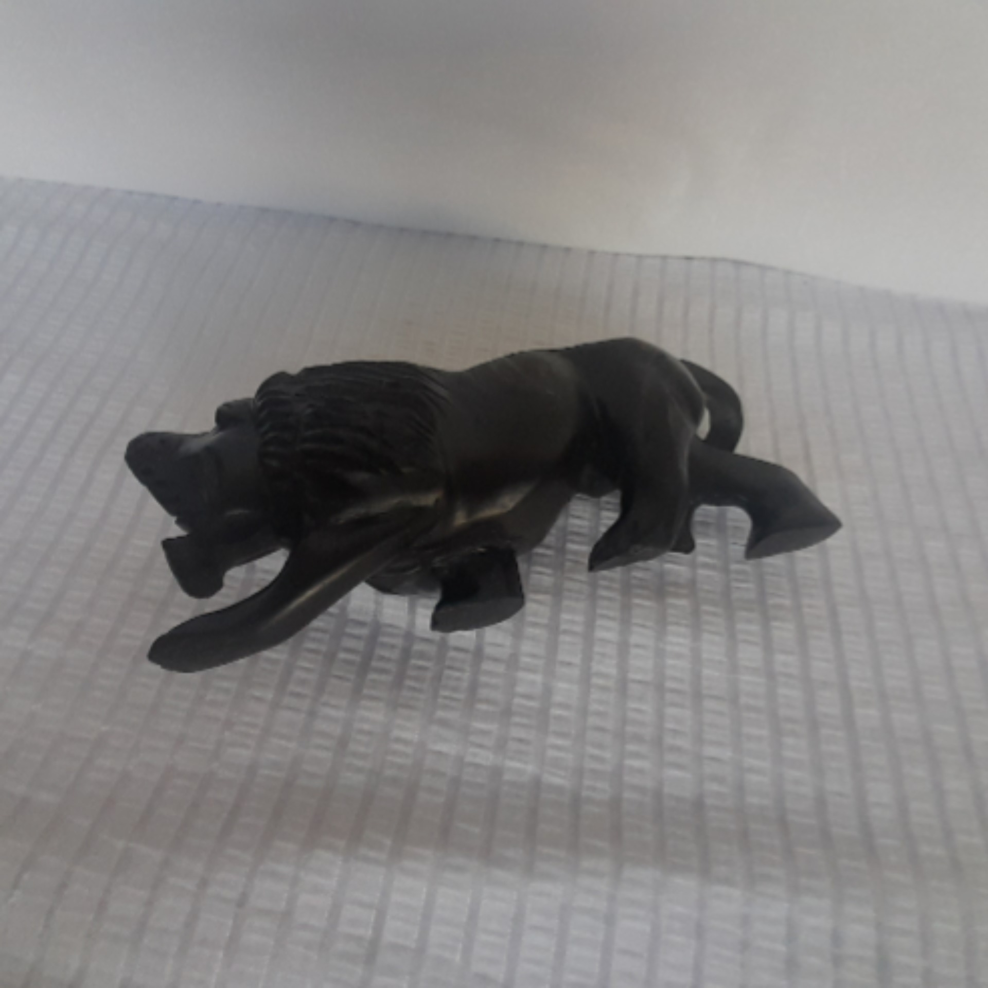 LION, sculpture en bois foncé - Photo 4