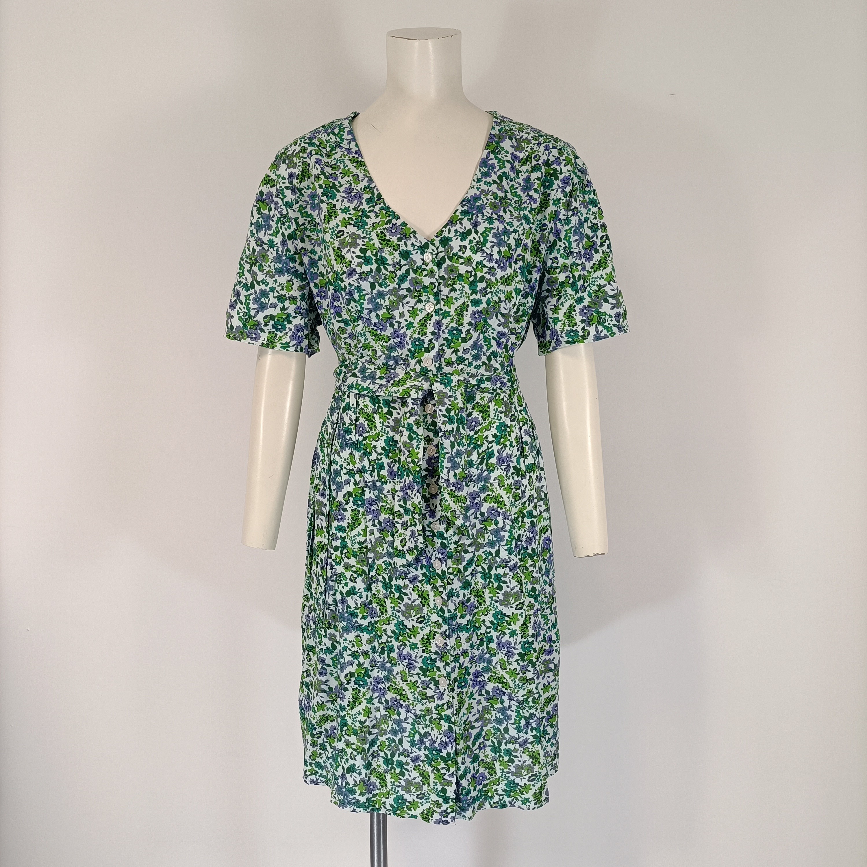 Robe fleurie verte bleu boutonnée manches courtes taille ajustée Comme neuf - Vue 4 - 