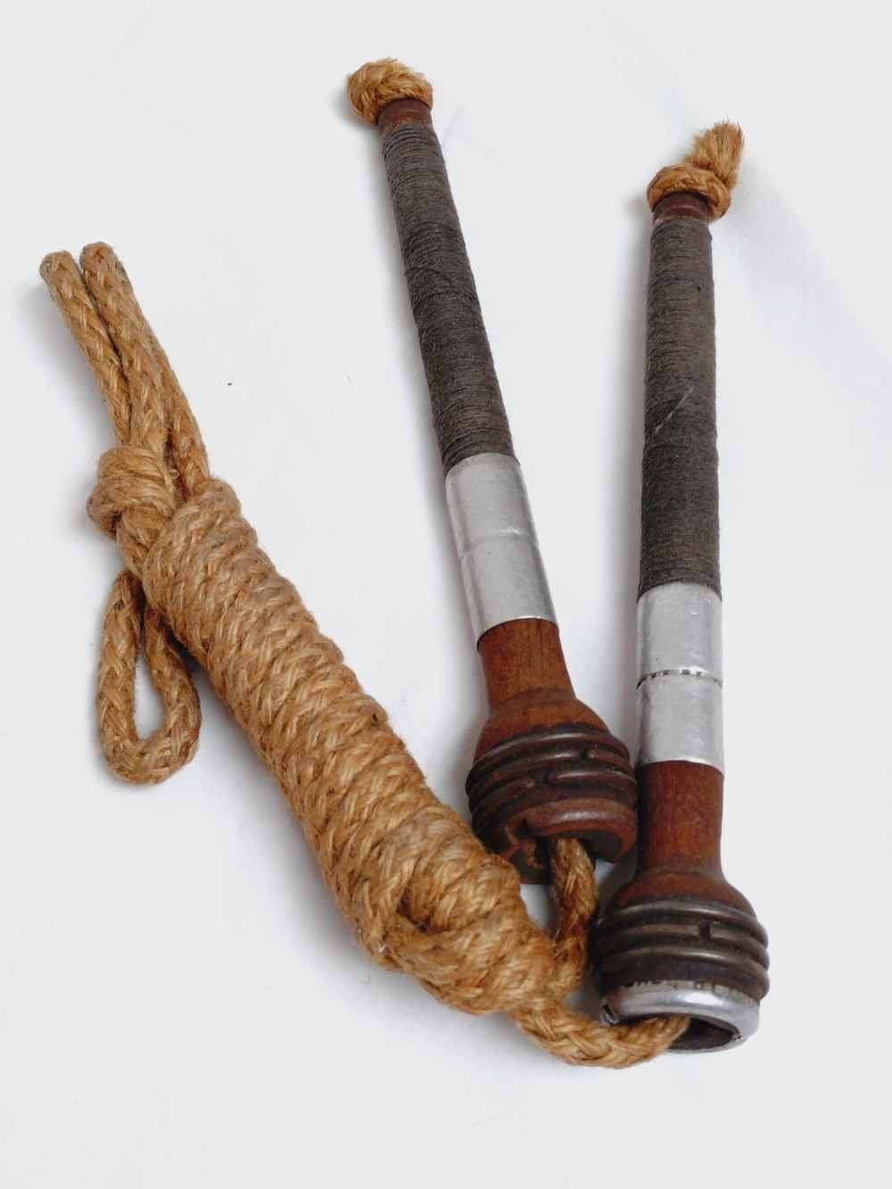 Ancienne corde à sauter des années 30, made in England. Bon état - Vue 10 - 