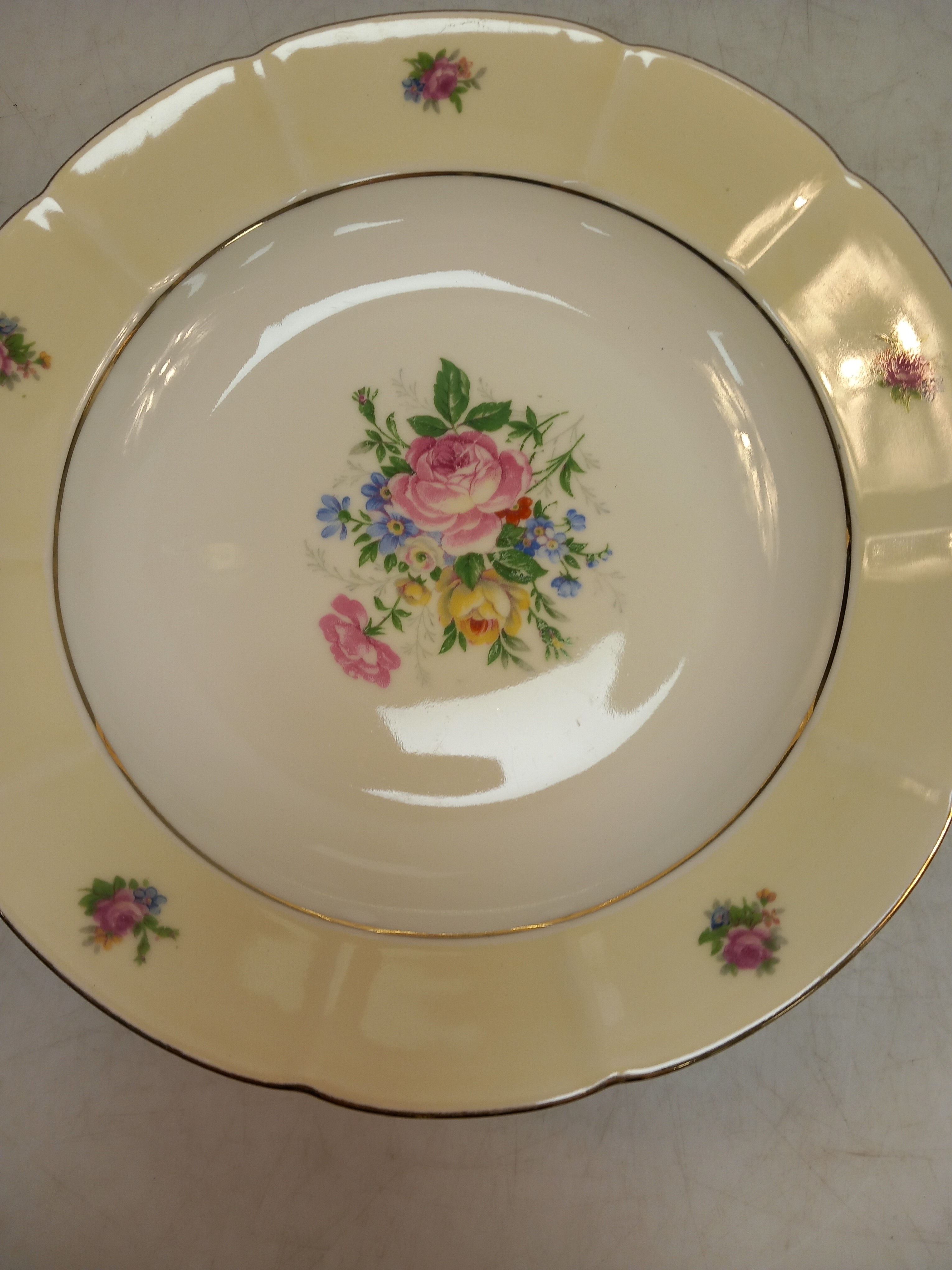 Lot de 8 assiettes creuses en porcelaine à motifs floraux. - Photo 3