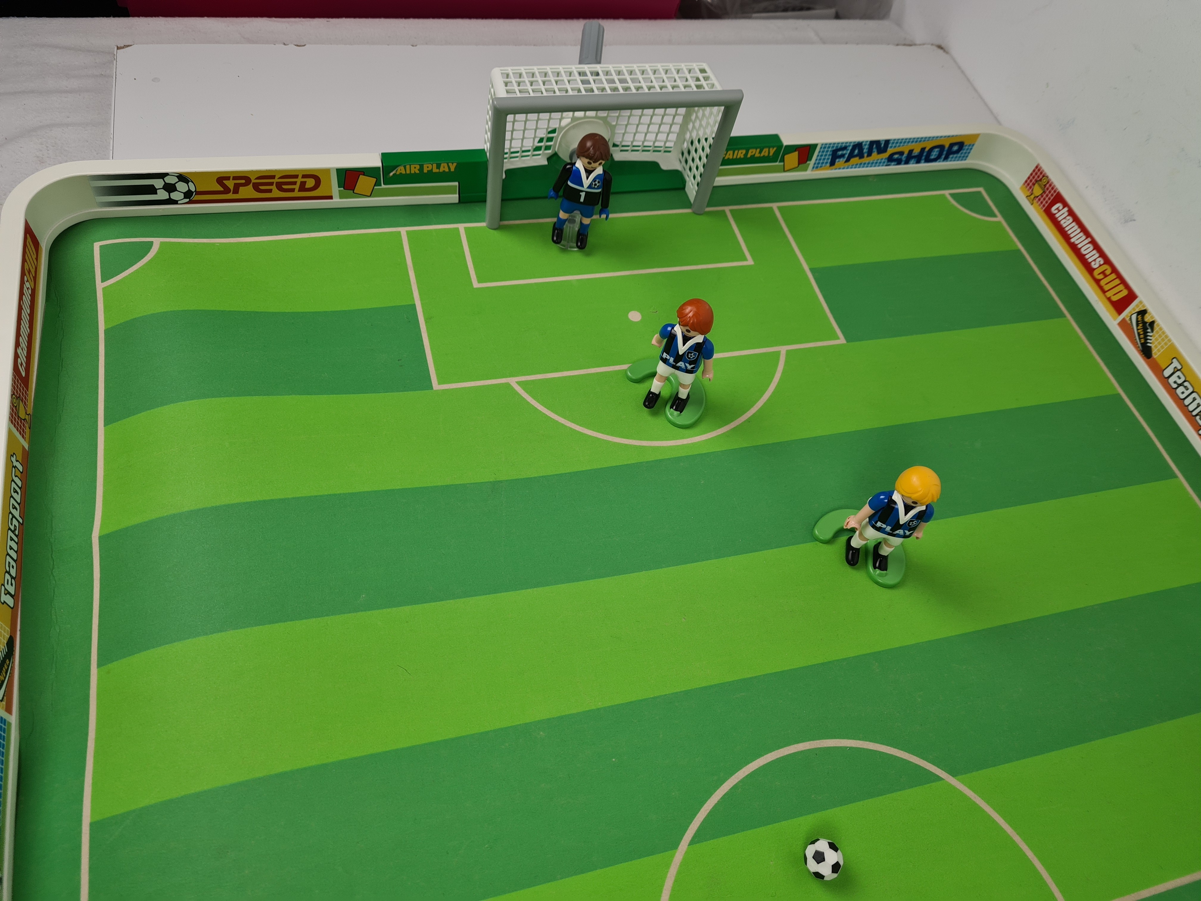 Voir photo 6 de Playmobil - 4700 Terrain de football avec joueurs - 5 ans + Playmobil - 4700 Terrain de football avec joueurs - 5 ans + État correct - Vue 6 -