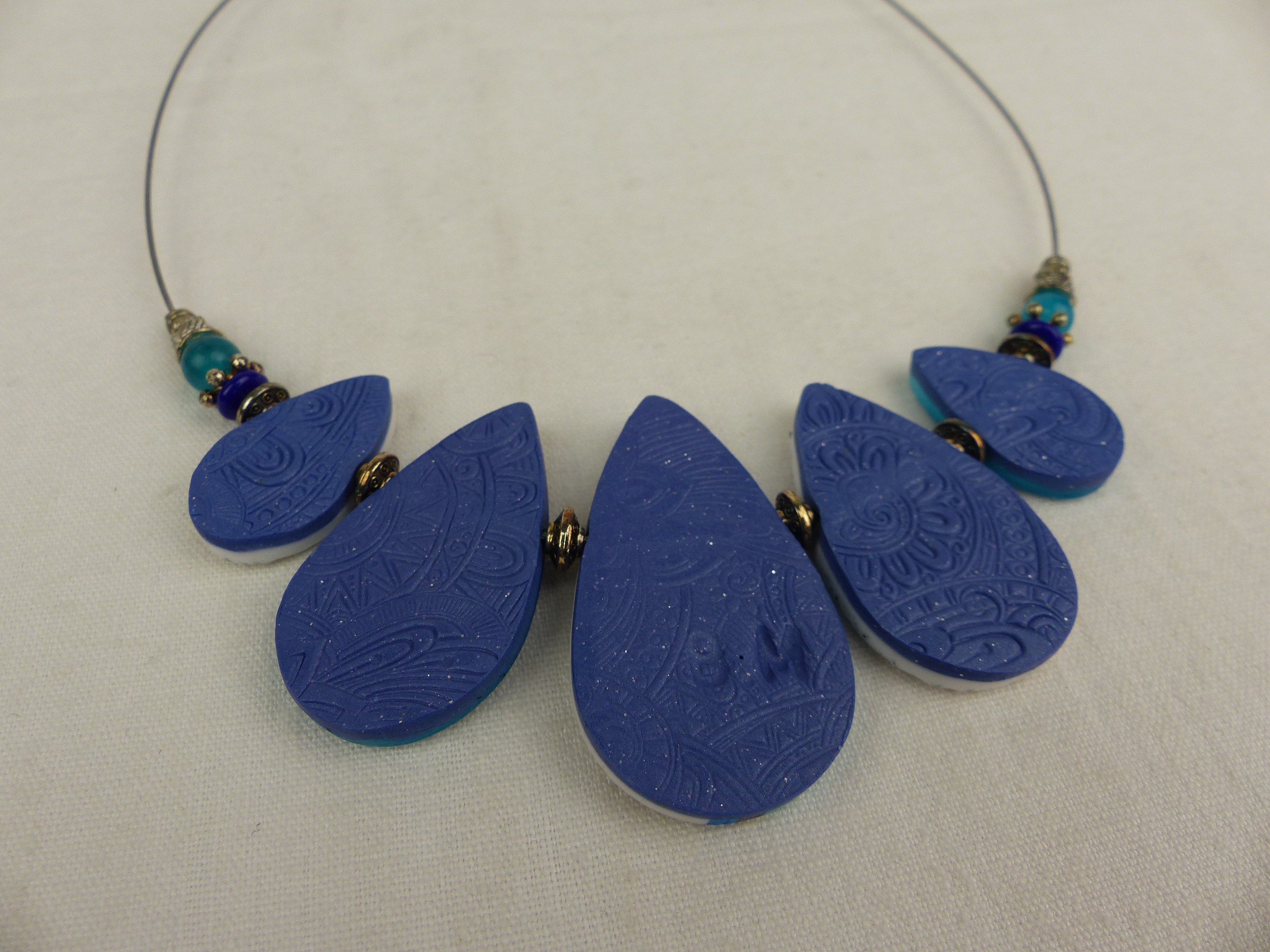 Collier + Boucles d’oreilles bleu blanc bijou fantaisie artisanal Très bon état - Vue 5 - 