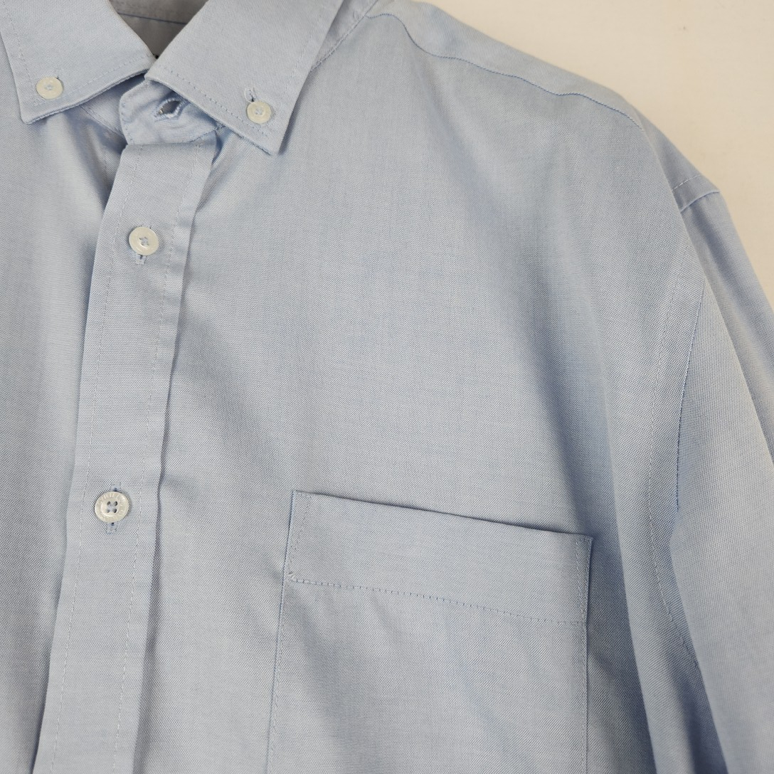 Voir photo 2 de Cyrillus - chemise bleue en coton - Taille 42 mesure carrure poitrine = 62 cm – longueur= 82 cm Cyrillus - chemise bleue en coton - Taille 42 mesure carrure poitrine = 62 cm – longueur= 82 cm - Vue 2 -