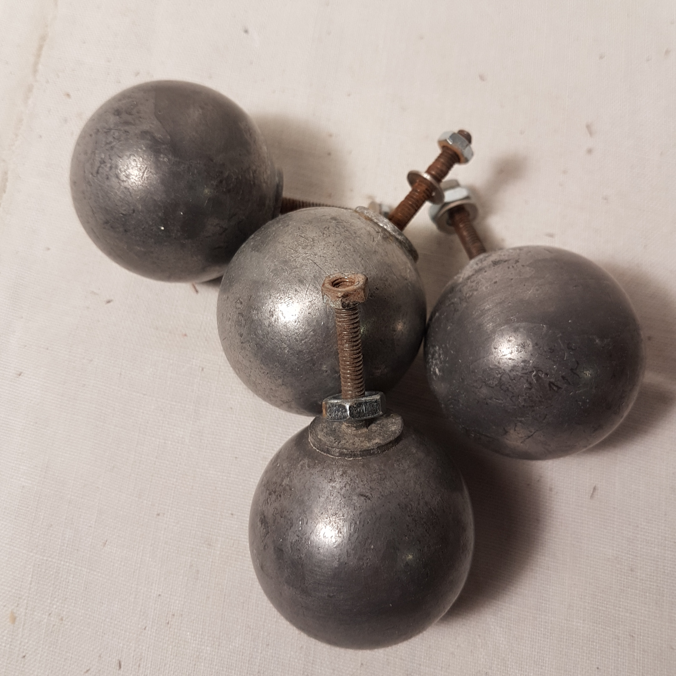 Ancien boutons de tiroirs en métal 4 cm avec traces de rouille sur vis  - Vue 2 - 