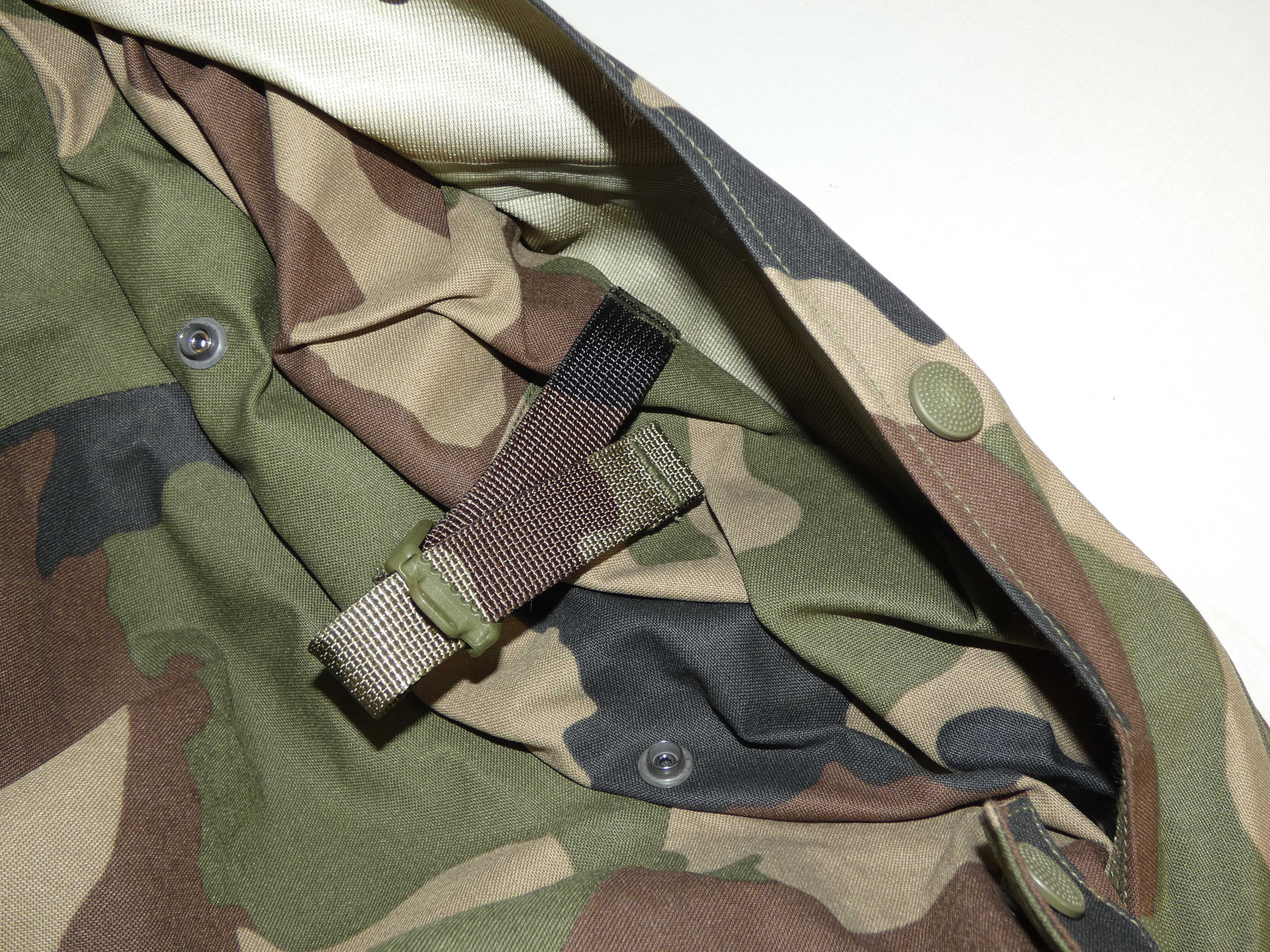 Voir photo 4 de Veste légère de terrain avec camouflage VTN T. L Veste légère de terrain avec camouflage VTN T. L Comme neuf - Vue 4 -