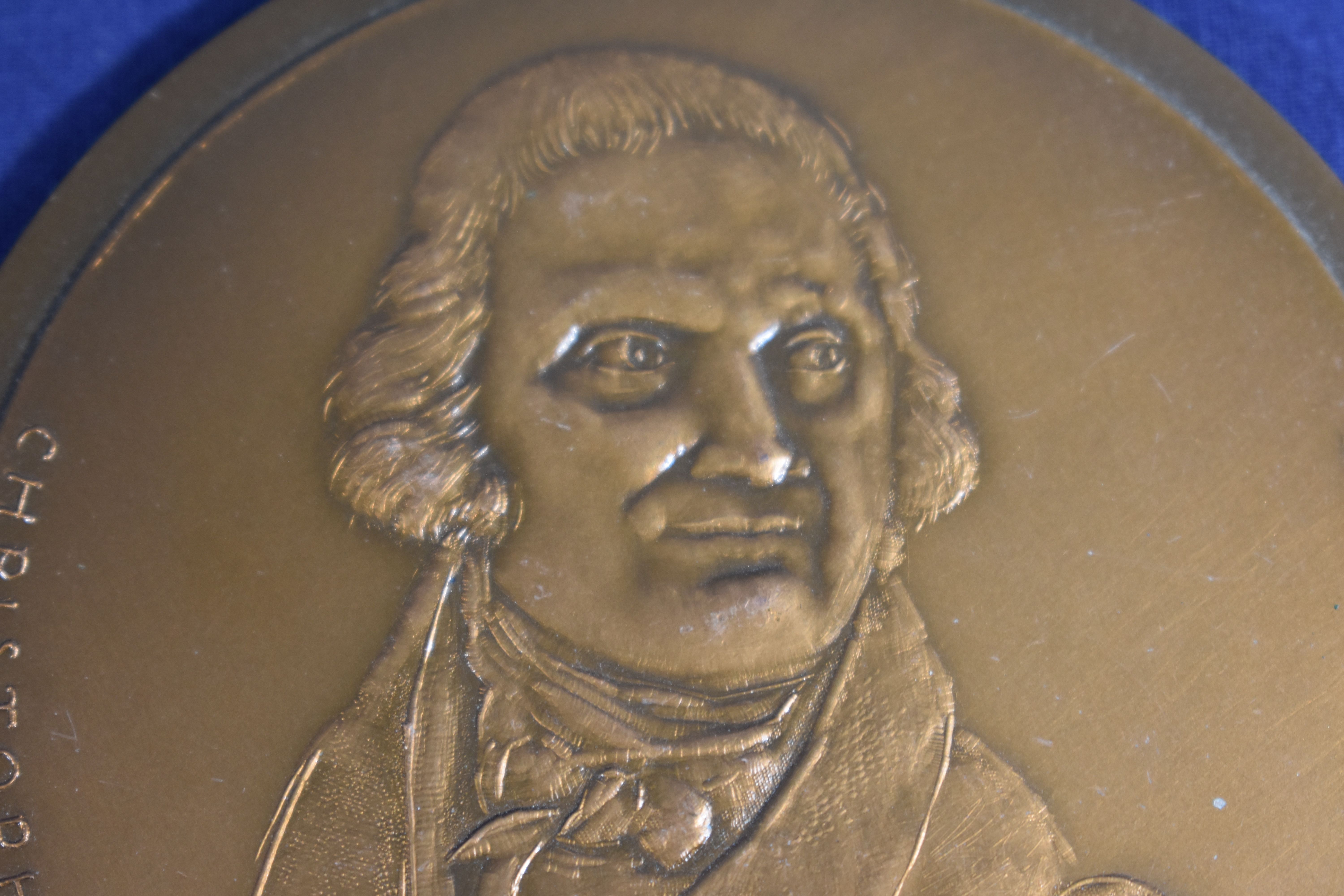 Médaille en bronze MDP Confucius, hommage à Christophe-Philippe OBERKAMPF, fondateur de la manufacture royale JOUY en JOSAS, monnaie de Paris, diamètre 8,1 cm. - Photo 2