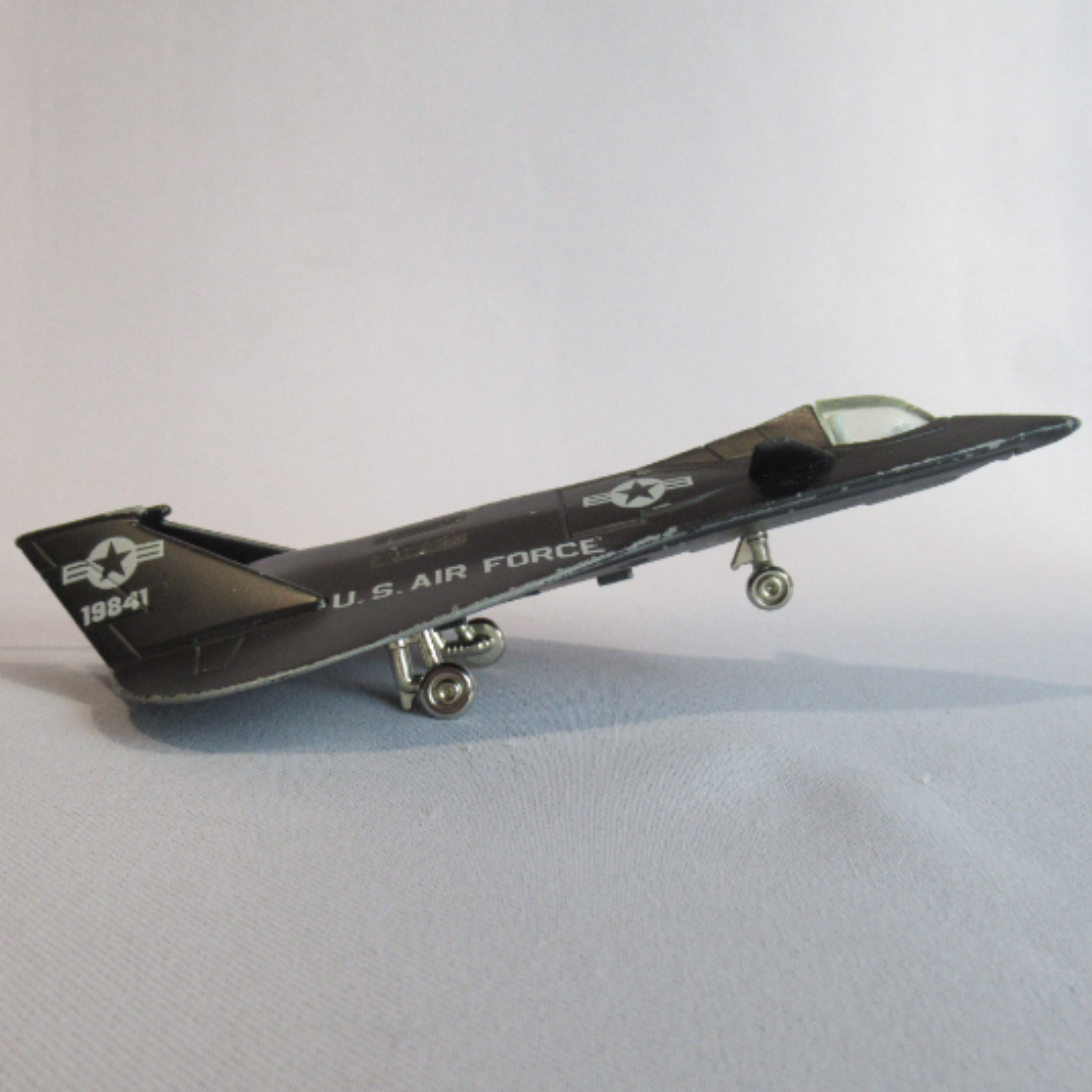 Voir photo 6 de Modèle réduit d'avion "Stealth Bomber F-19 US Air Force" Ertl Modèle réduit d'avion "Stealth Bomber F-19 US Air Force" Ertl État correct - Vue 6 -