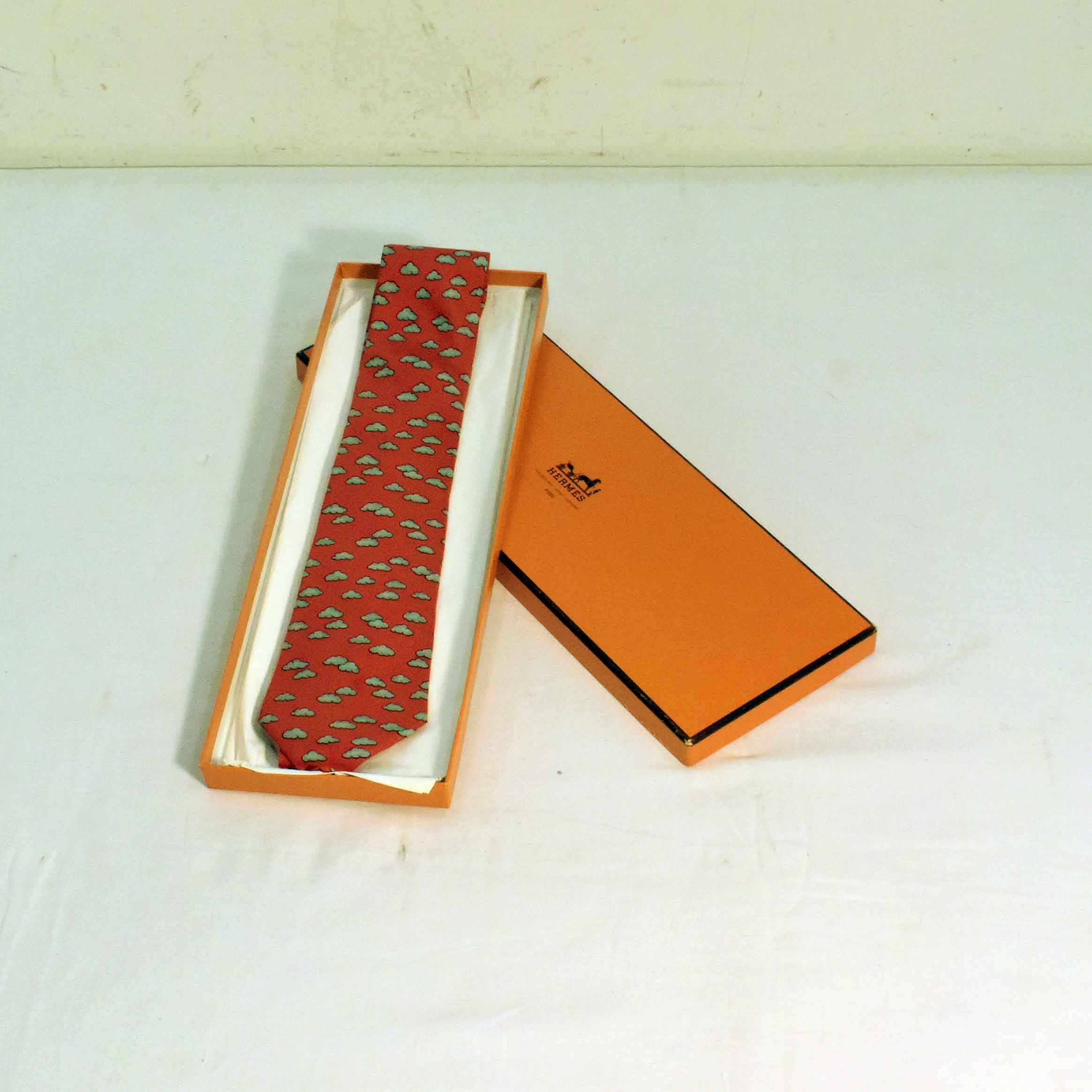Cravate Fantaisie - Maison Hermès™ 7333 EA - Nuages sur Fond Rouge - Photo 2