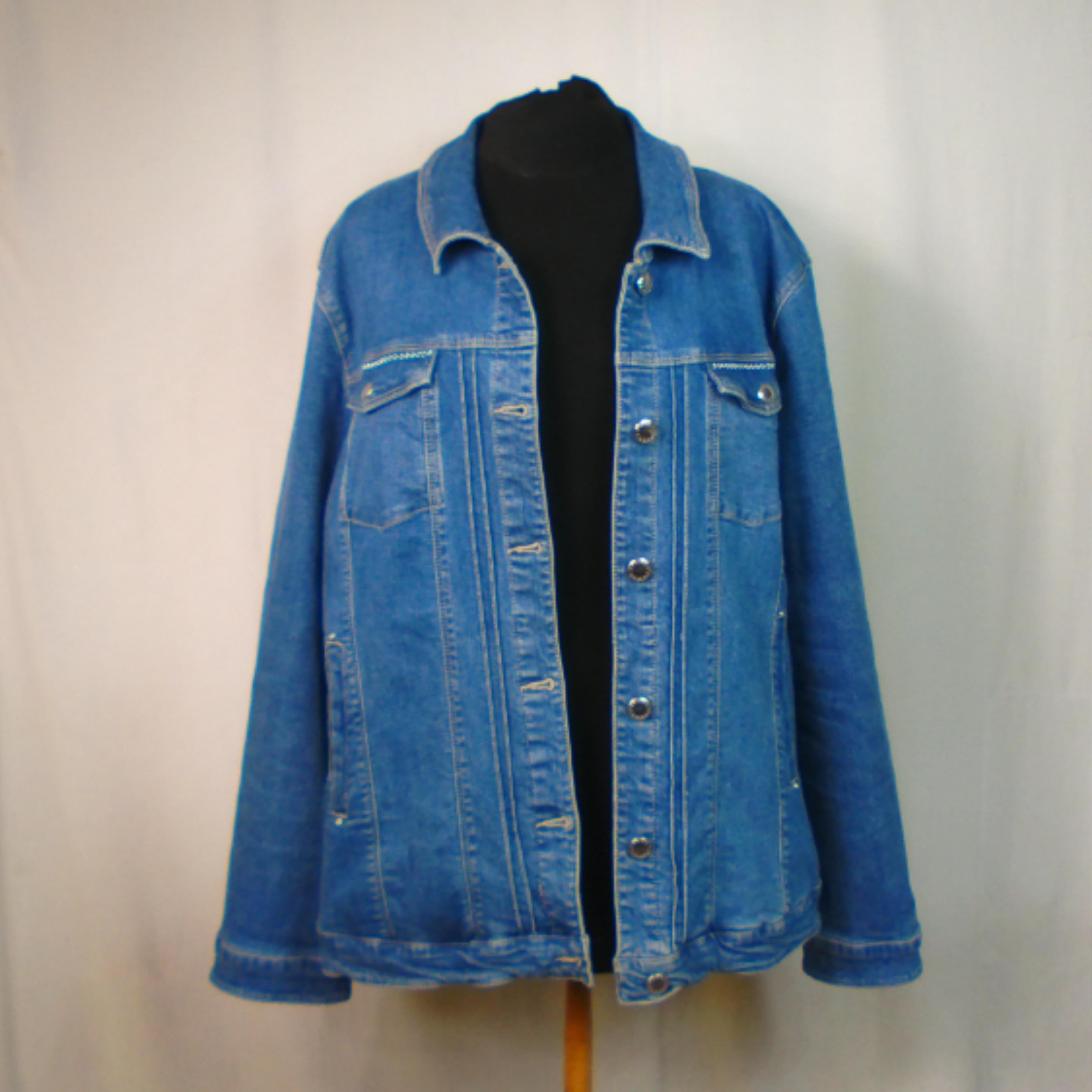Veste ARMAND THIERY, jean bleu, taille 44 - 46 estimée Très bon état - Vue 2 - 