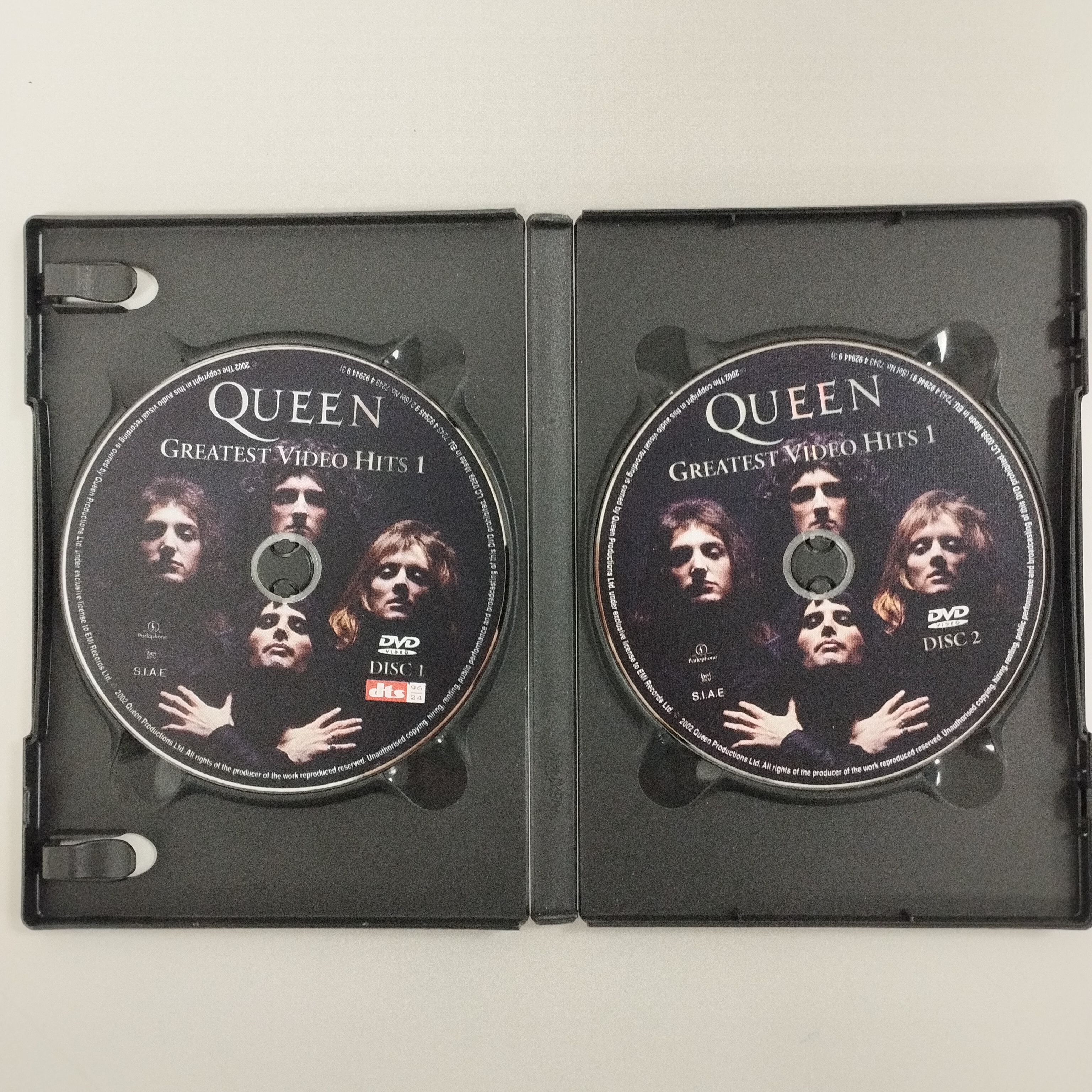 Voir photo 4 de Lot de 2 mini-coffrets DVD musicaux : Queen - Greatest Video Hits volumes 1 & 2 Lot de 2 mini-coffrets DVD musicaux : Queen - Greatest Video Hits volumes 1 & 2 Très bon état - Vue 4 -