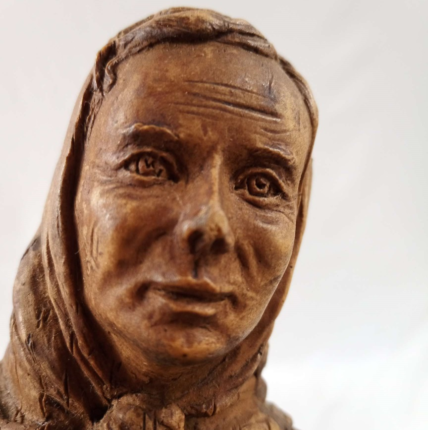 Grand santon en bois. Femme au fagot - Photo 1
