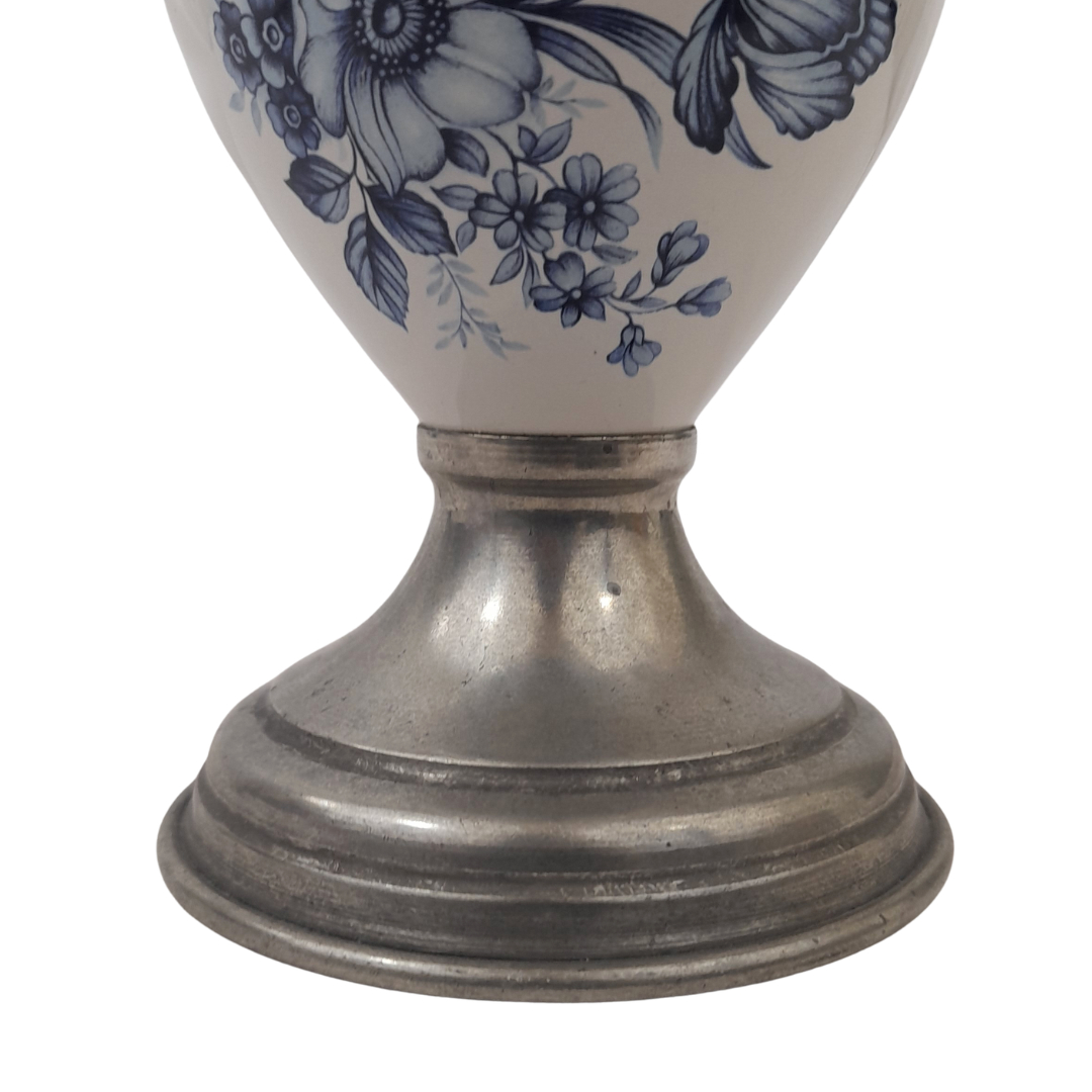 Voir photo 7 de Élégant Pichet en Étain et Céramique Vintage – Motif Floral Bleu Style Delft - 30 cm Élégant Pichet en Étain et Céramique Vintage – Motif Floral Bleu Style Delft - 30 cm Très bon état - Vue 7 -