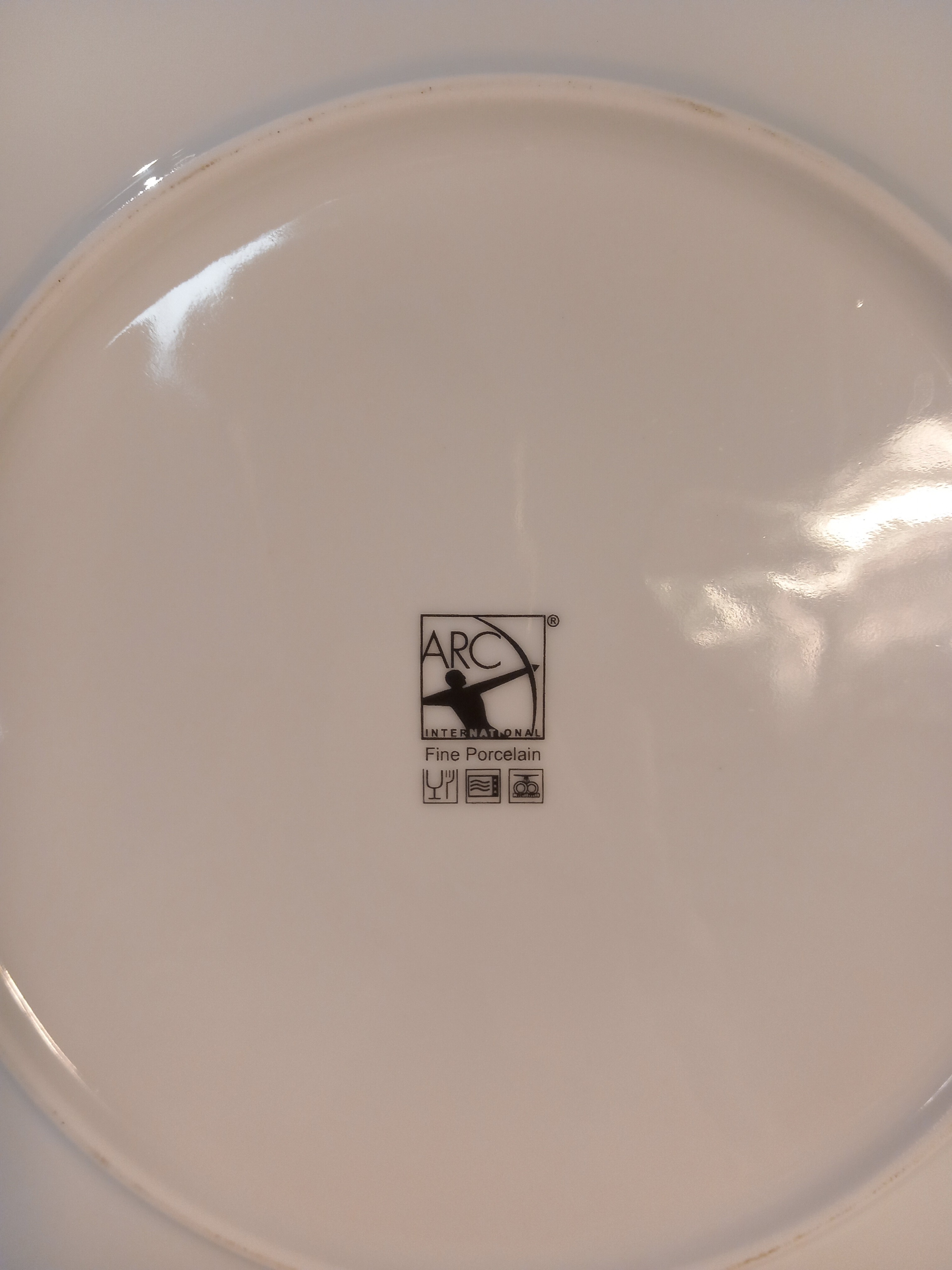 Lot de 6 assiettes plates en fine porcelaine "Arc International". - Bon état - Photo 5