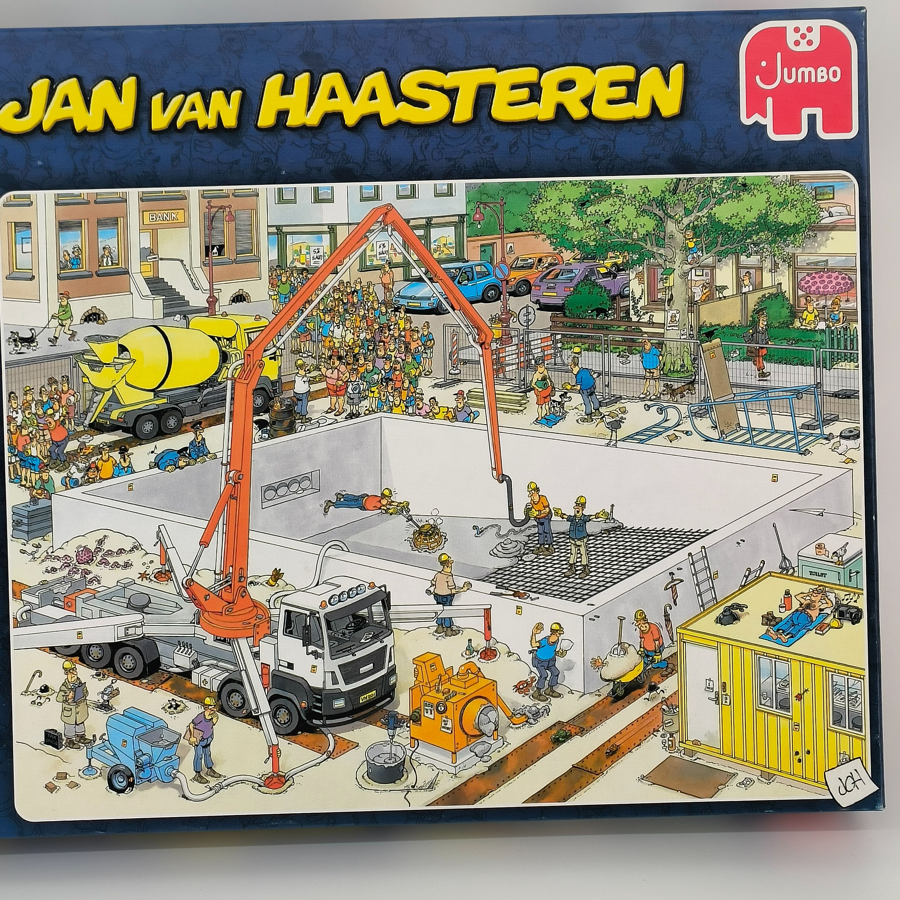 Voir photo 2 de Puzzle 'Presque prêt?'-Jan Van Haasteren-1000 pièces-Jumbo-à partir de 12 ans Puzzle 'Presque prêt?'-Jan Van Haasteren-1000 pièces-Jumbo-à partir de 12 ans Très bon état - Vue 2 -