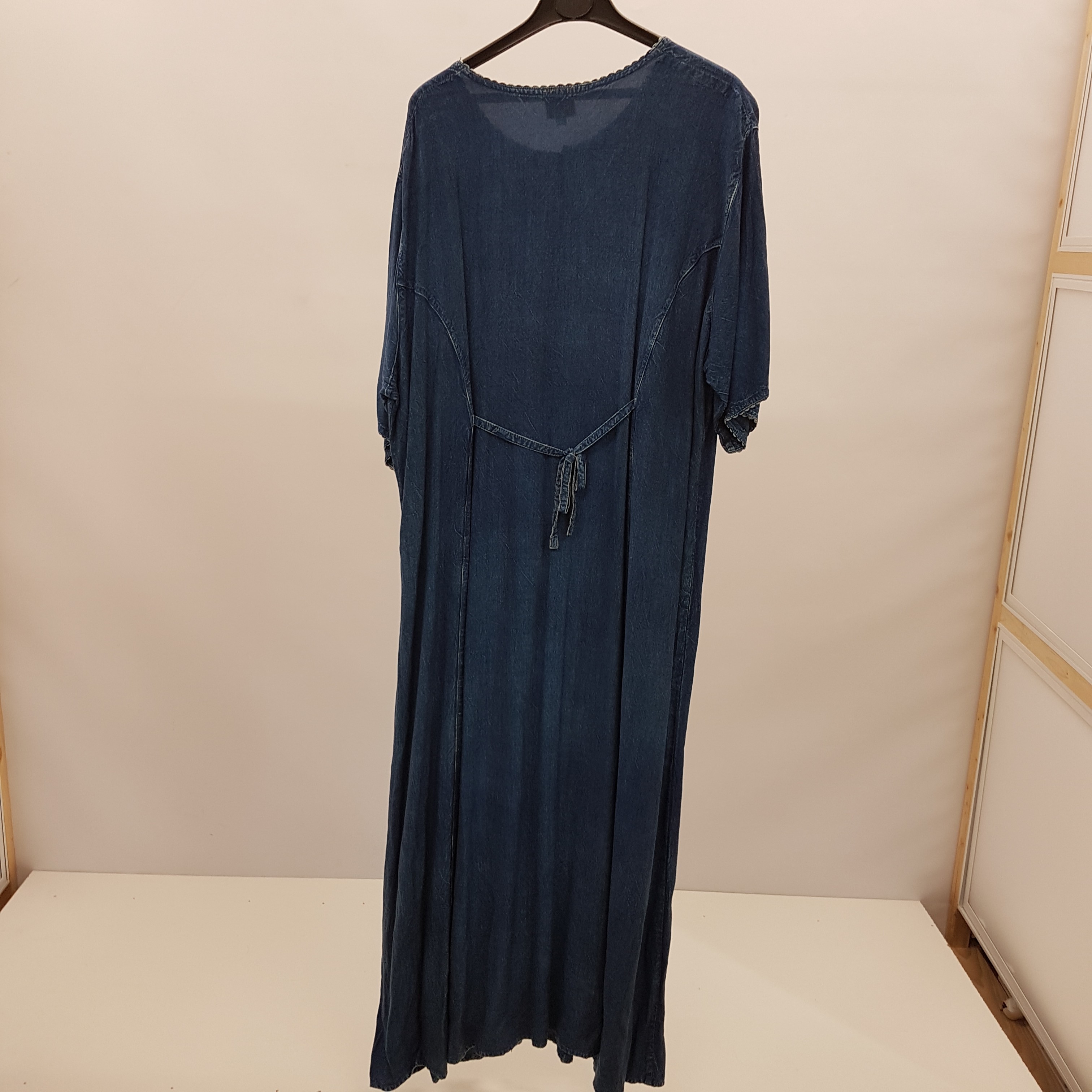 Voir photo 2 de Robe longue bleue en denim avec broderies -- COLINE- Taille XL Robe longue bleue en denim avec broderies -- COLINE- Taille XL Très bon état - Vue 2 -