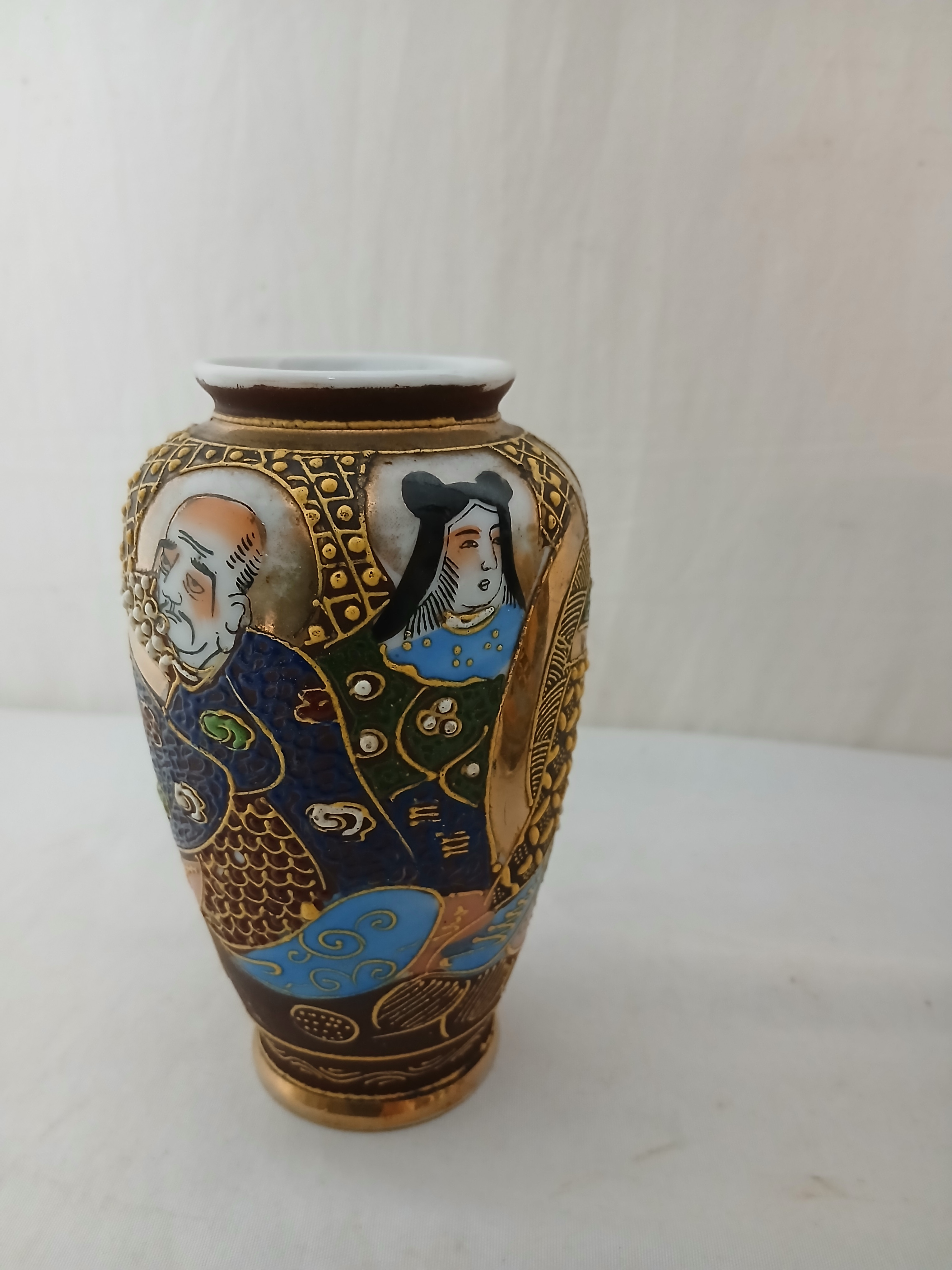 Lot de 2 petits vases en porcelaine émaillée à décor japonisant. Très bon état - Vue 3 - 