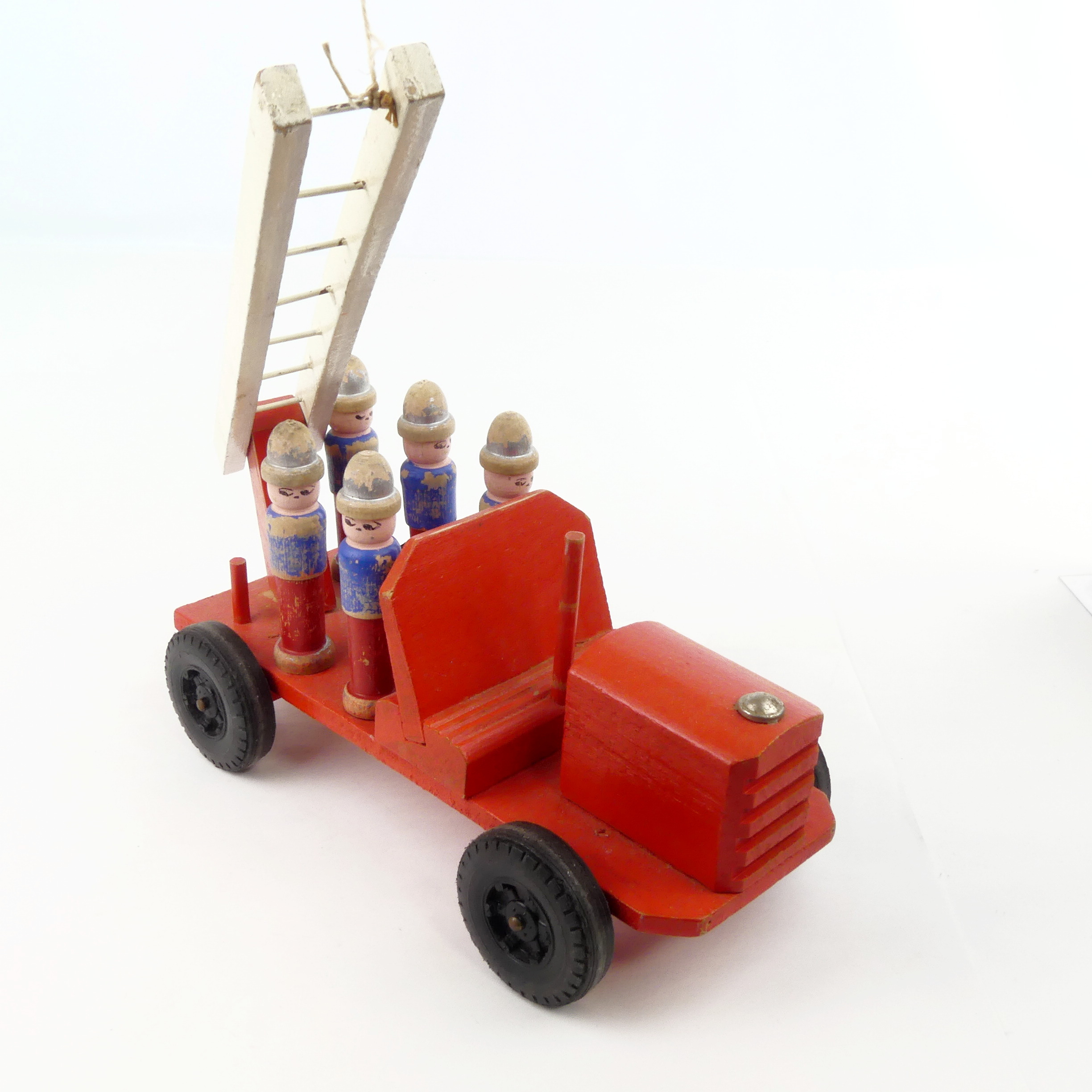 Voir photo 4 de Ancien camion de pompiers en bois peint Ancien camion de pompiers en bois peint Bon état - Vue 4 -