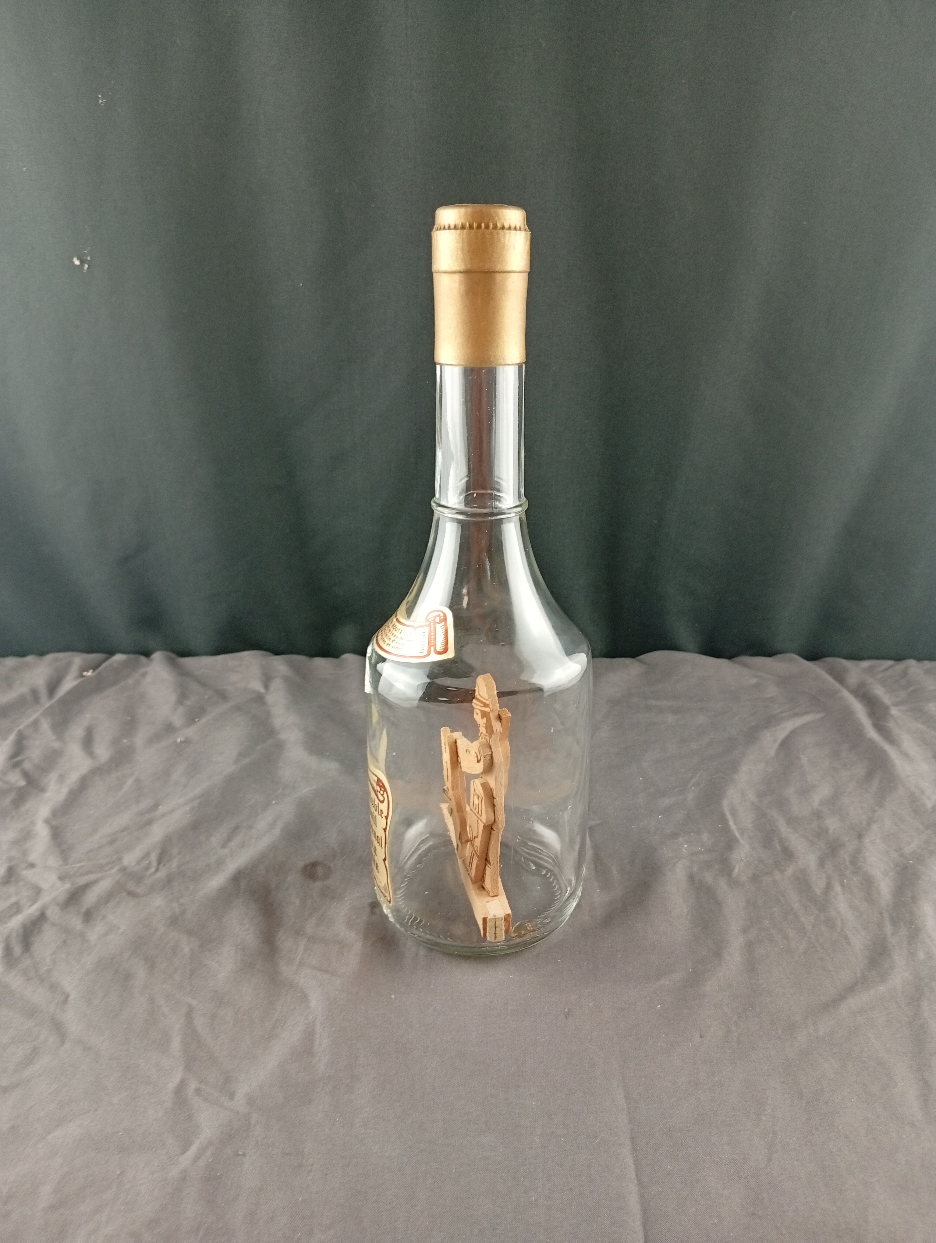 Bibelot décoratif avec personnages sculpté en bois artisanal fait main - Photo 4