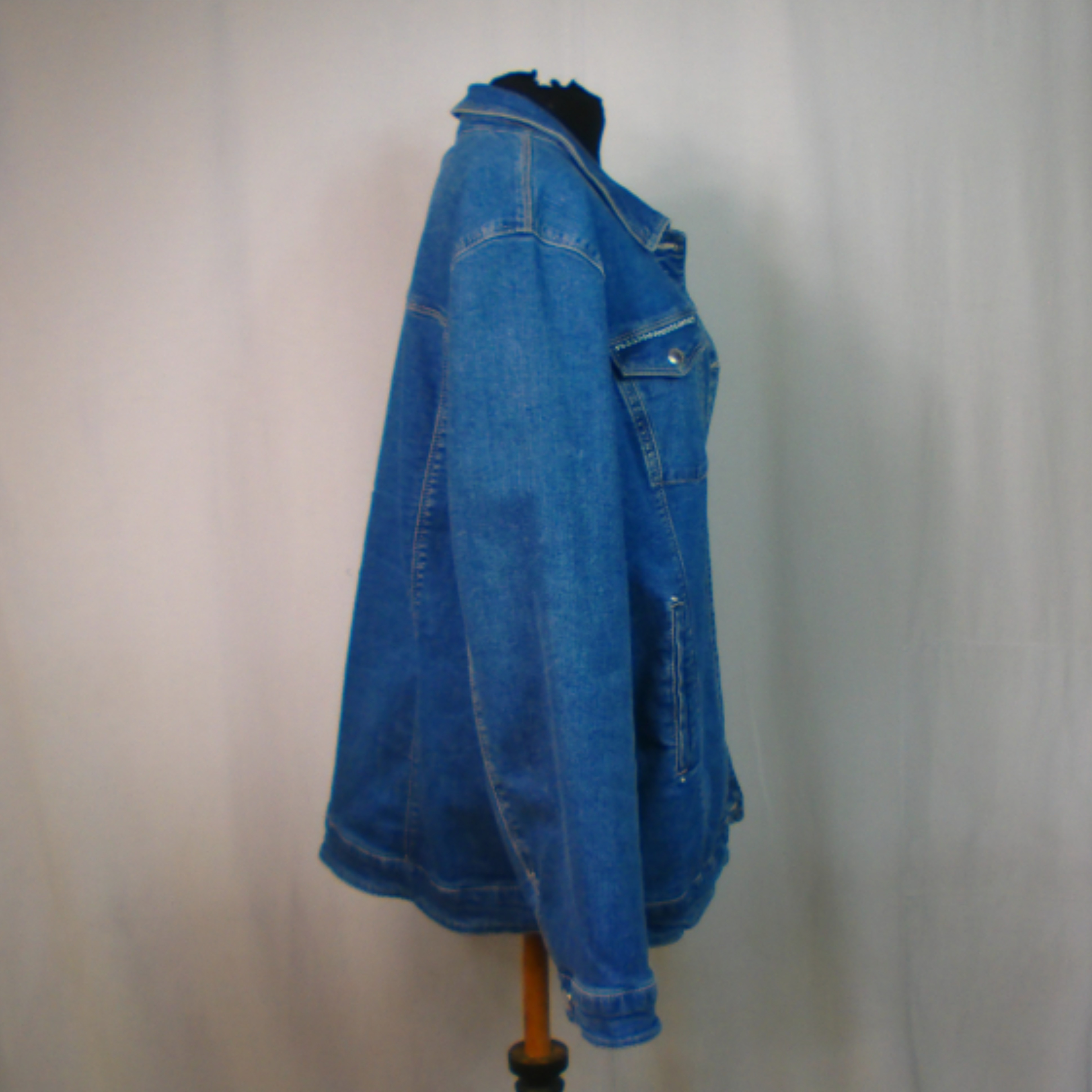 Veste ARMAND THIERY, jean bleu, taille 44 - 46 estimée Très bon état - Vue 4 - 