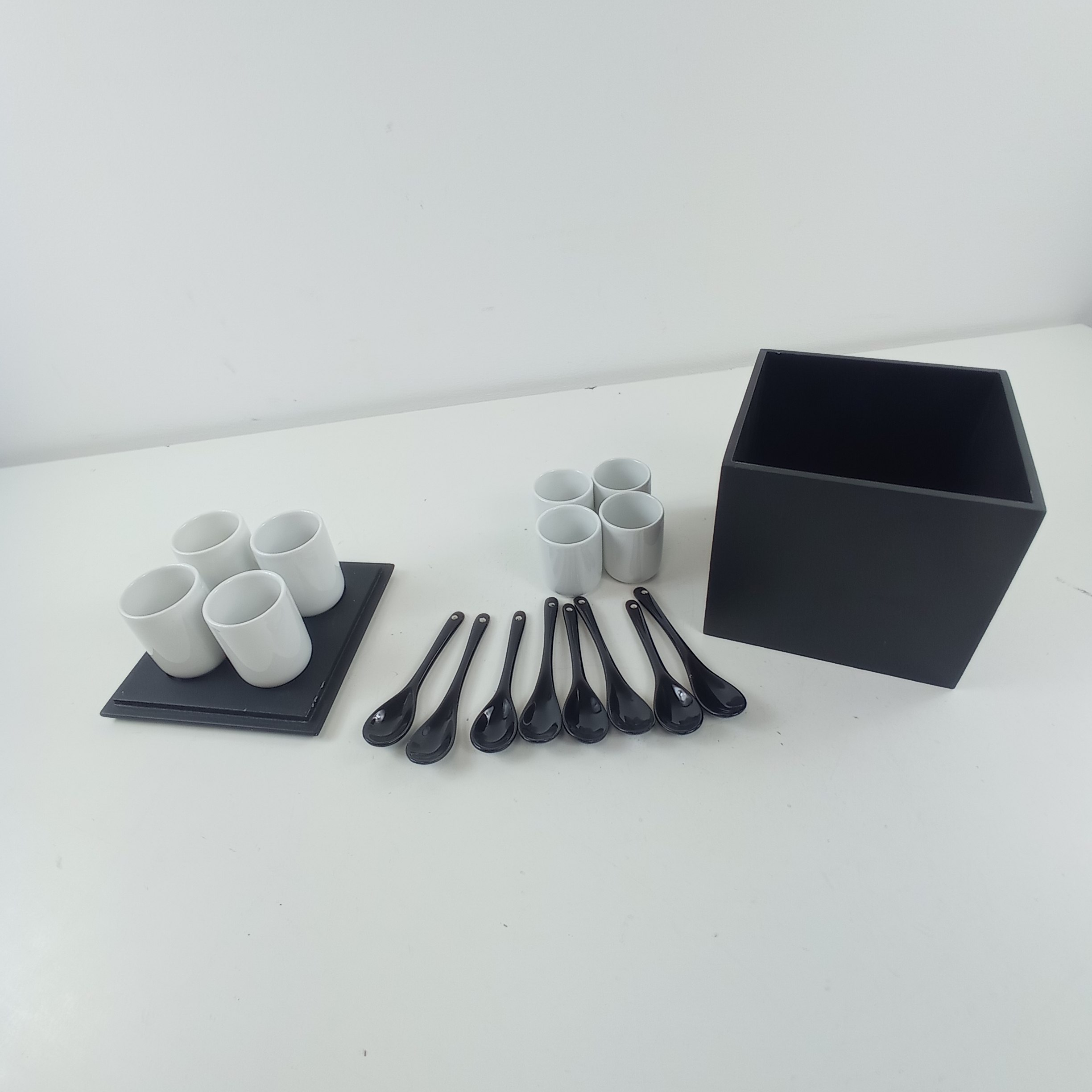 Service à café en céramique avec cuillères présenté dans coffret Très bon état - Vue 2 - 