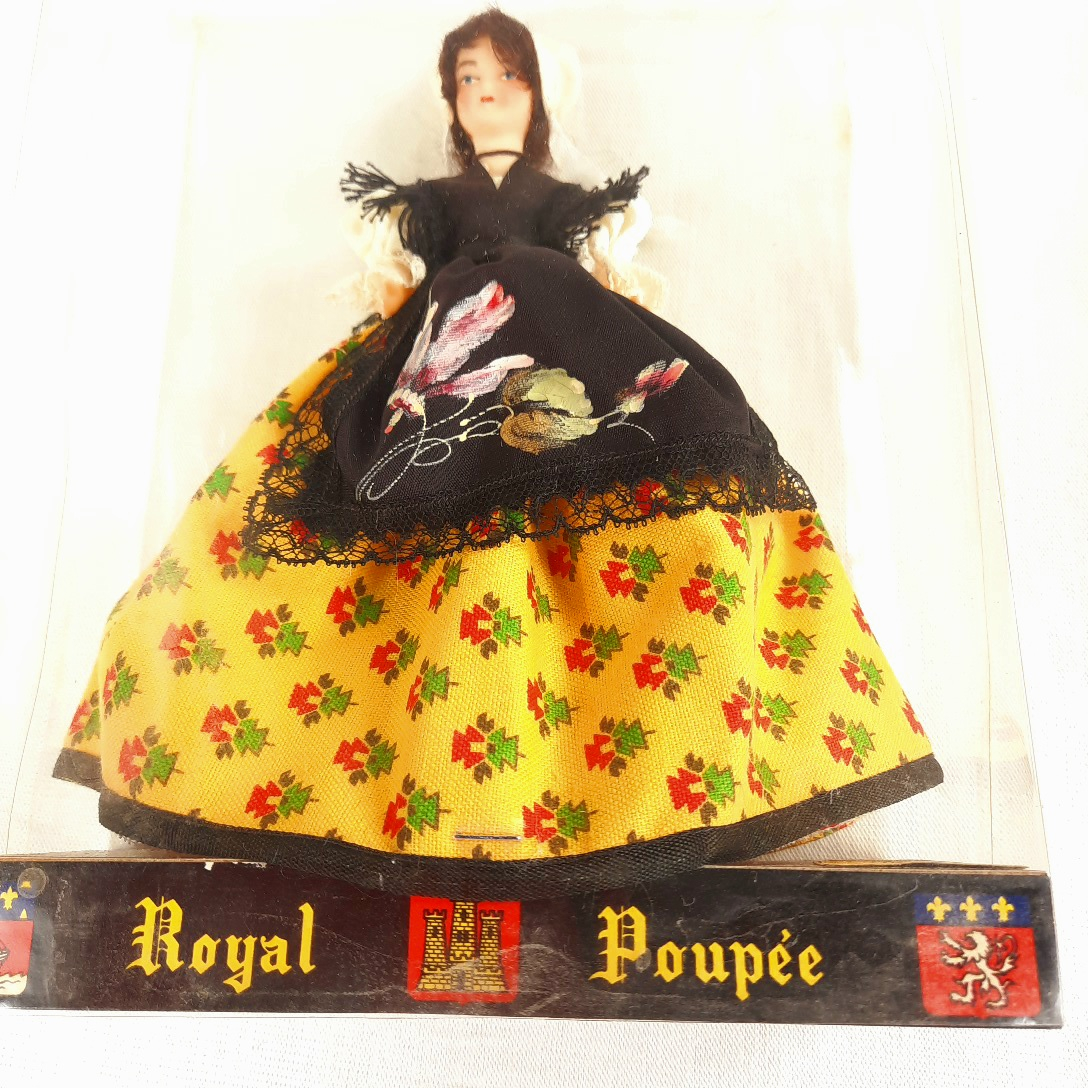 Poupée folklorique Comtat Venaissin de collection  -  reconditionné disponible sur Label Emmaüs