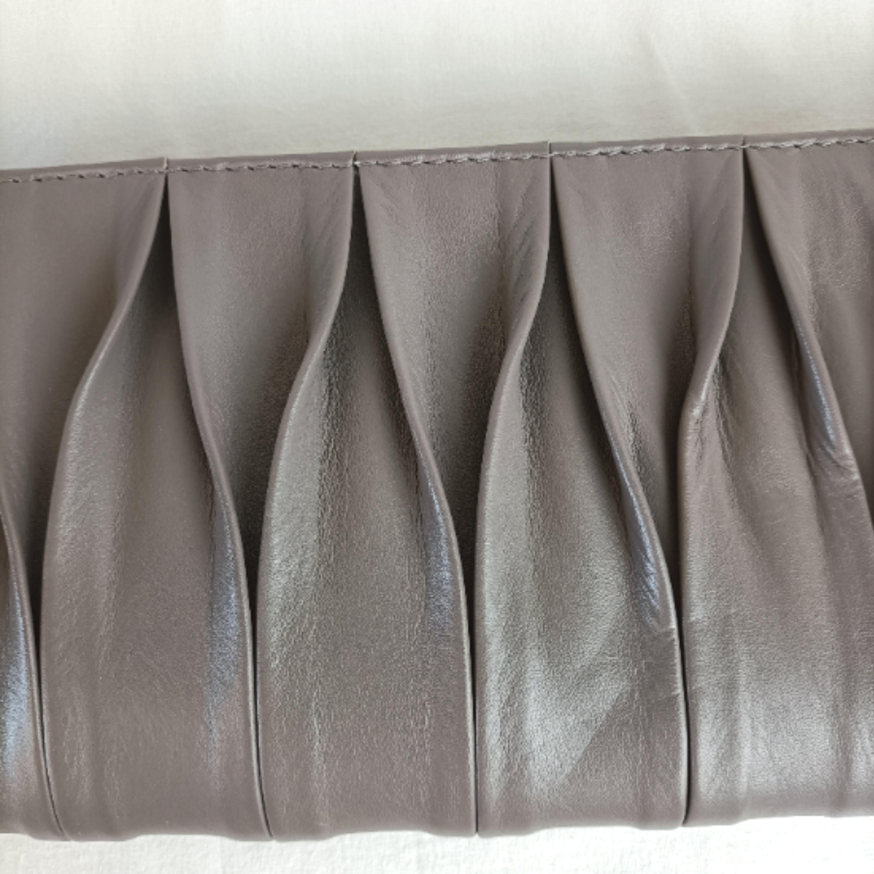Sac bandoulière en cuir de vachette gris taupe - Un jour ailleurs - Photo 10