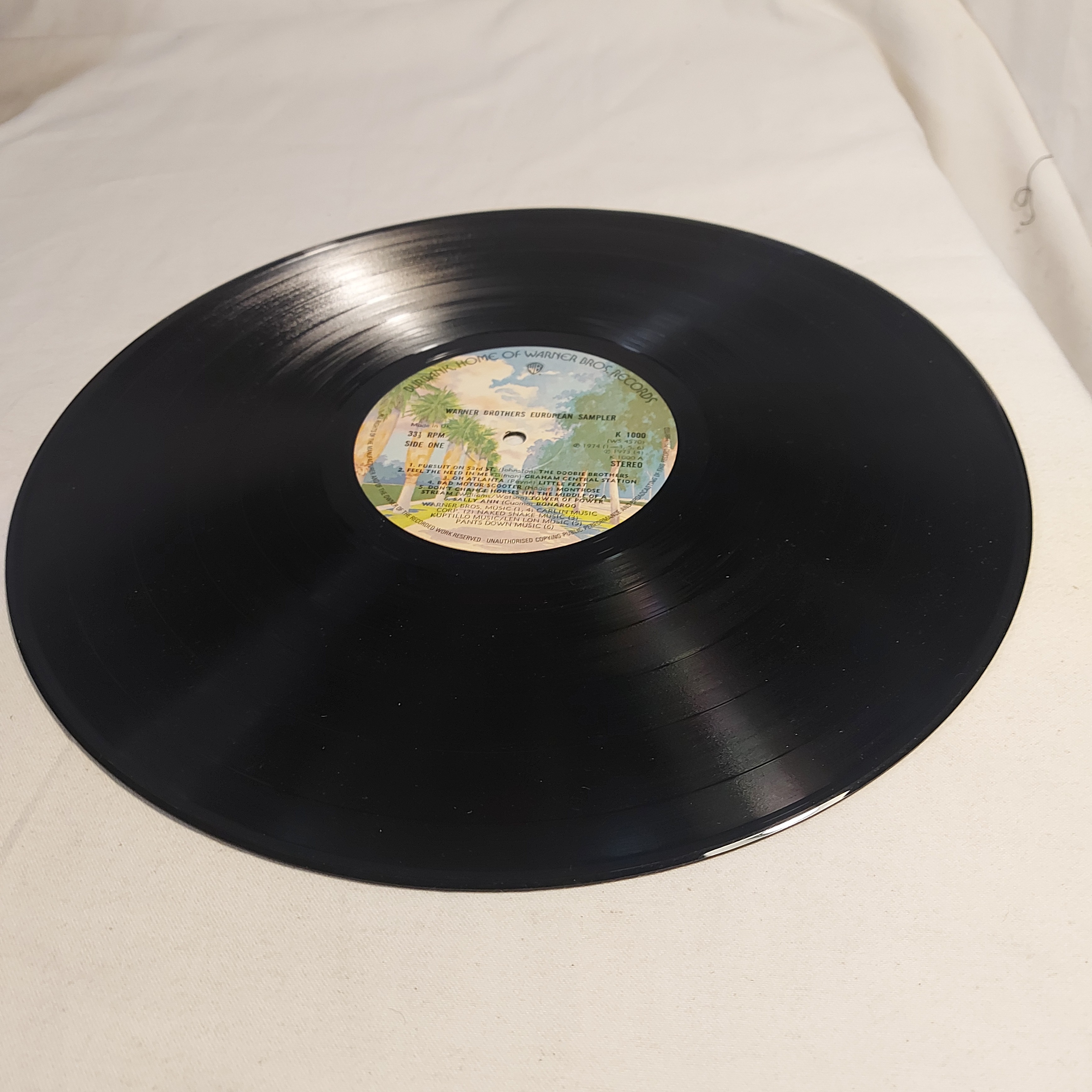 LP The Warner Bros Music Show, version initialement publie au Royaume-Uni Uni, avec The Dooby Brothers - Graham Central Station - Little Heat - Montrose - Tower of Power - Bonaroo, Exemplaire rare, Vinyle 12", 1975 Très bon état - Vue 8 - 