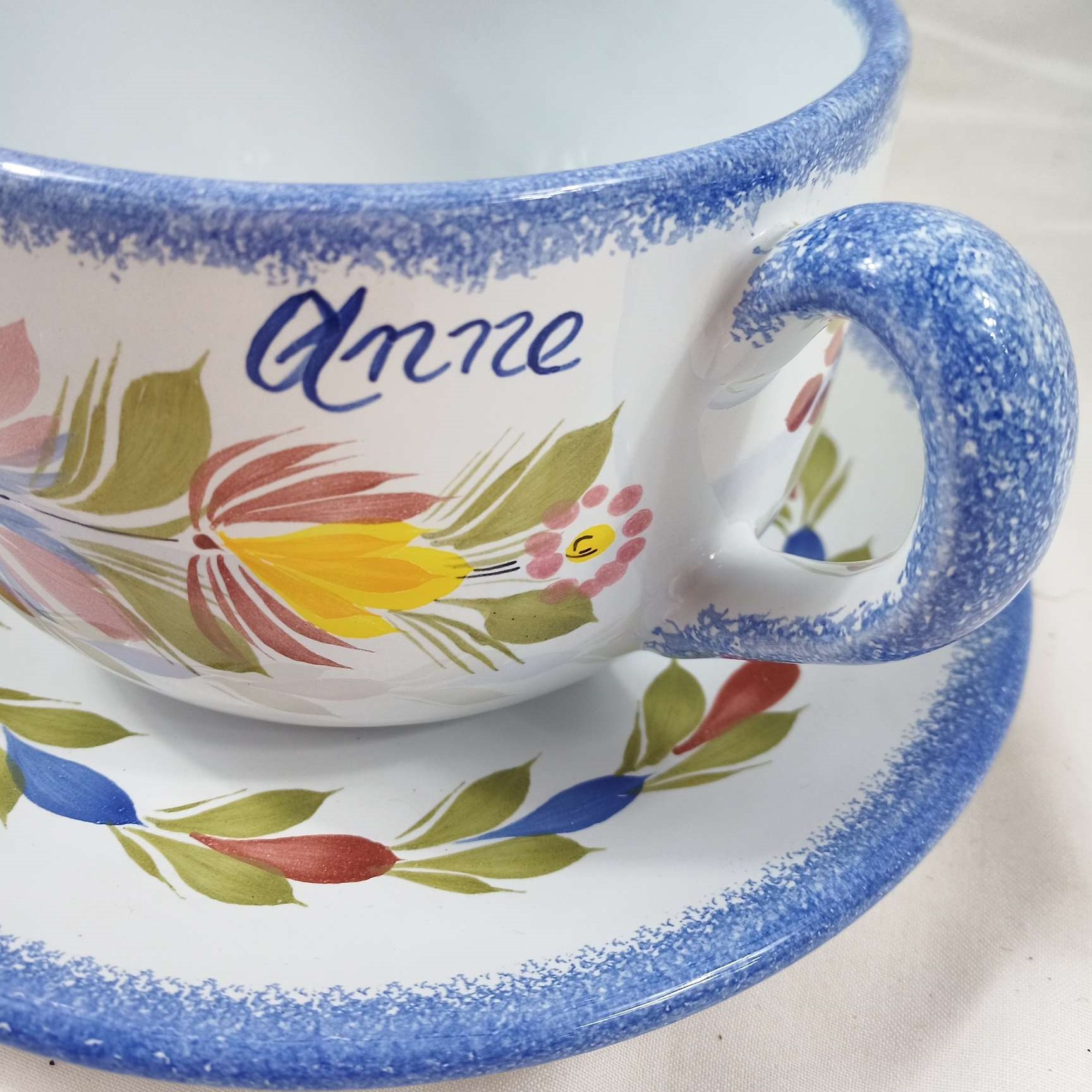 Grande tasse et sous-tasse à motif floral en faïence de Quimper signé Henriot  - Photo 3