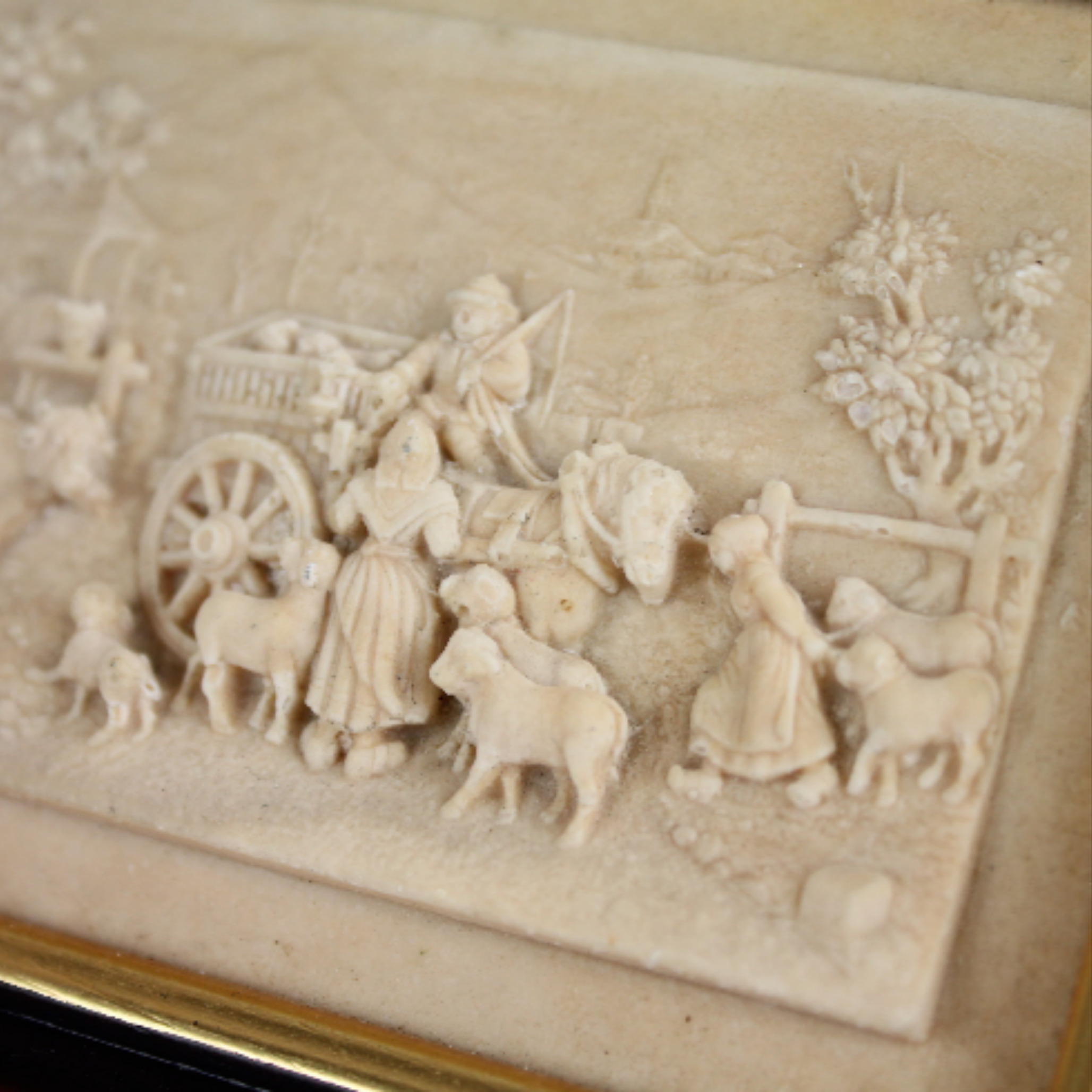 Bas relief - Fontaine pétrifiante - Calcaire - Photo 1