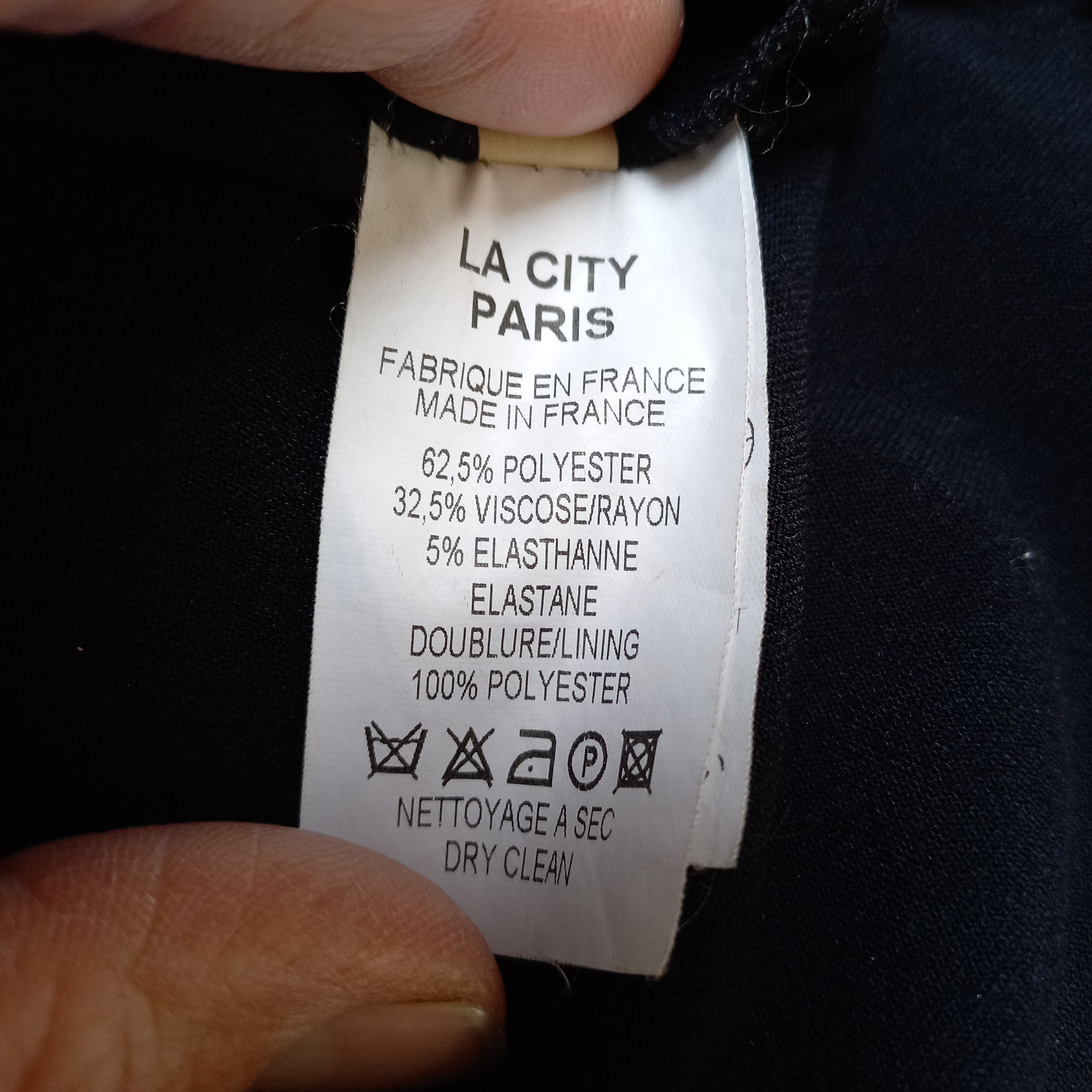 Voir photo 5 de Robe "la city" SM noire bandes beiges épaules et poches T38 Robe "la city" SM noire bandes beiges épaules et poches T38 Très bon état - Vue 5 -