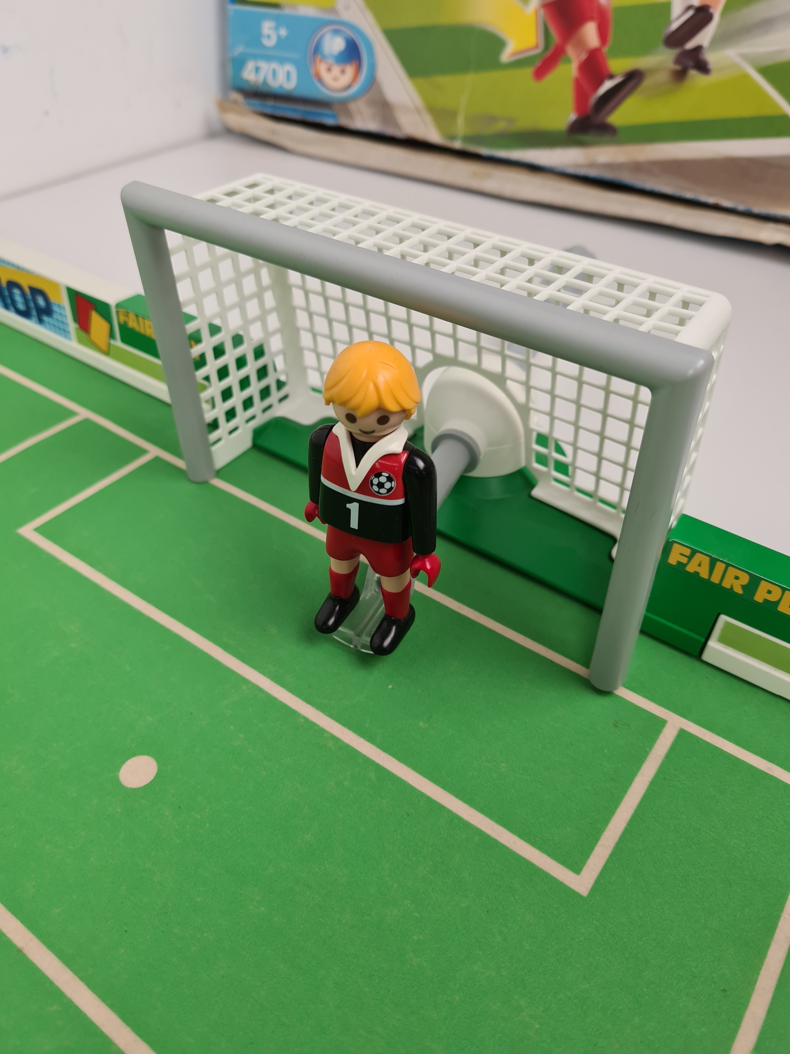 Voir photo 9 de Playmobil - 4700 Terrain de football avec joueurs - 5 ans + Playmobil - 4700 Terrain de football avec joueurs - 5 ans + État correct - Vue 9 -