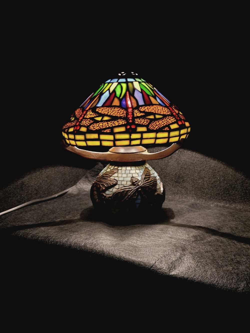 Lampe de table conique Tiffany traditionnelle, dôme en verre coloré et plombé avec Libellules, pied bronze, Art Nouveau. - Photo 2