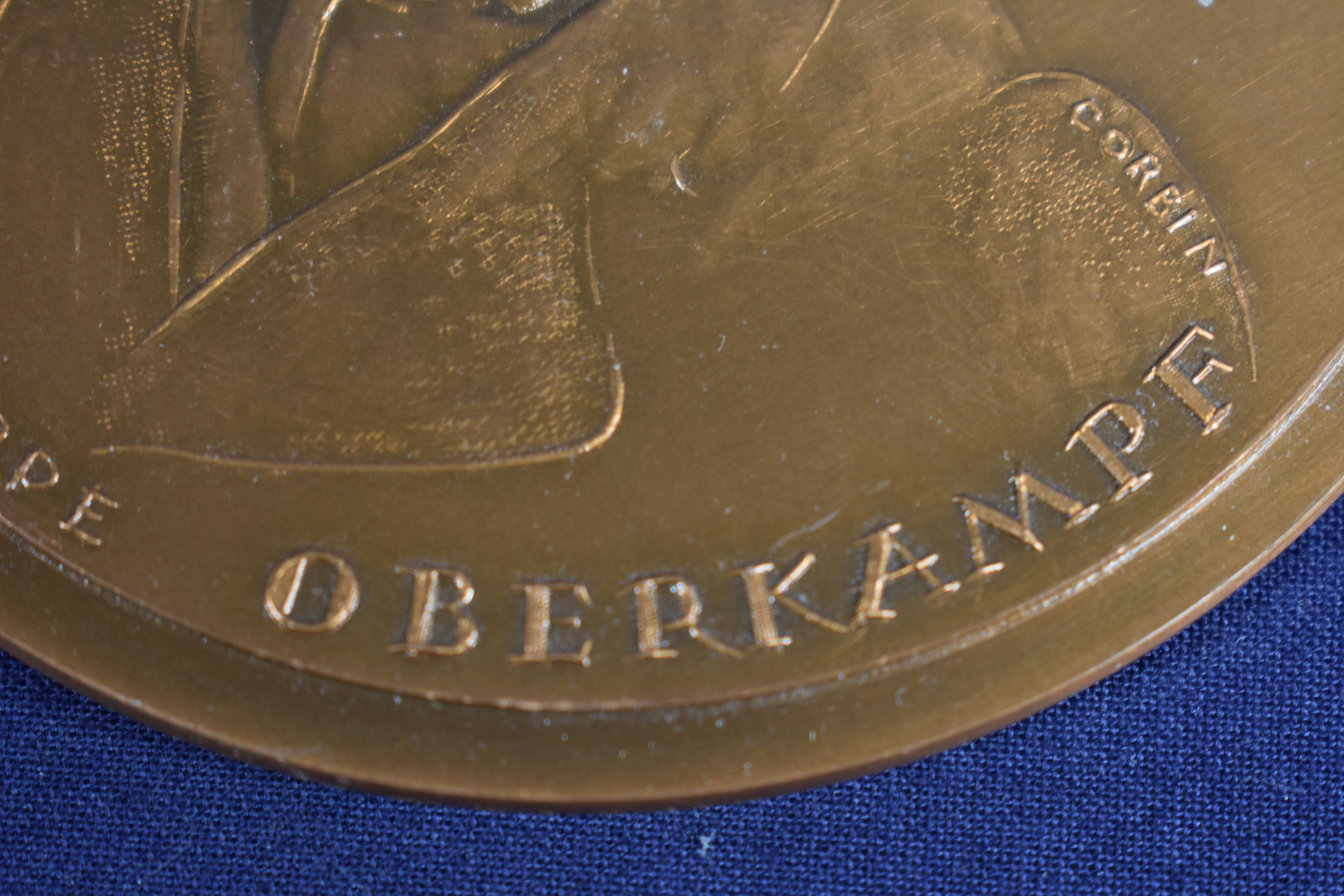 Médaille en bronze MDP Confucius, hommage à Christophe-Philippe OBERKAMPF, fondateur de la manufacture royale JOUY en JOSAS, monnaie de Paris, diamètre 8,1 cm. - Photo 1