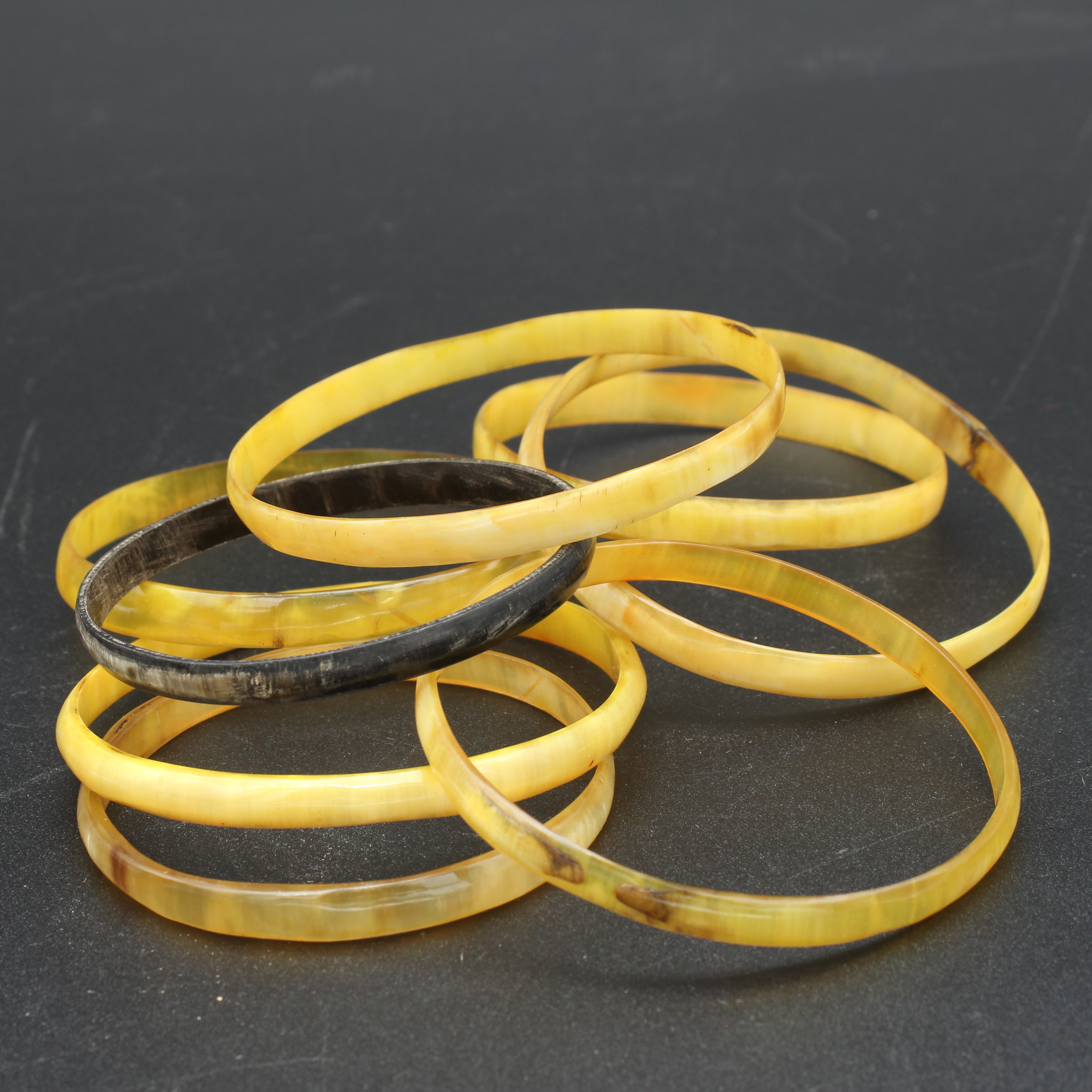 7 bracelets joncs en corne teinte Bon état - Vue 2 - 