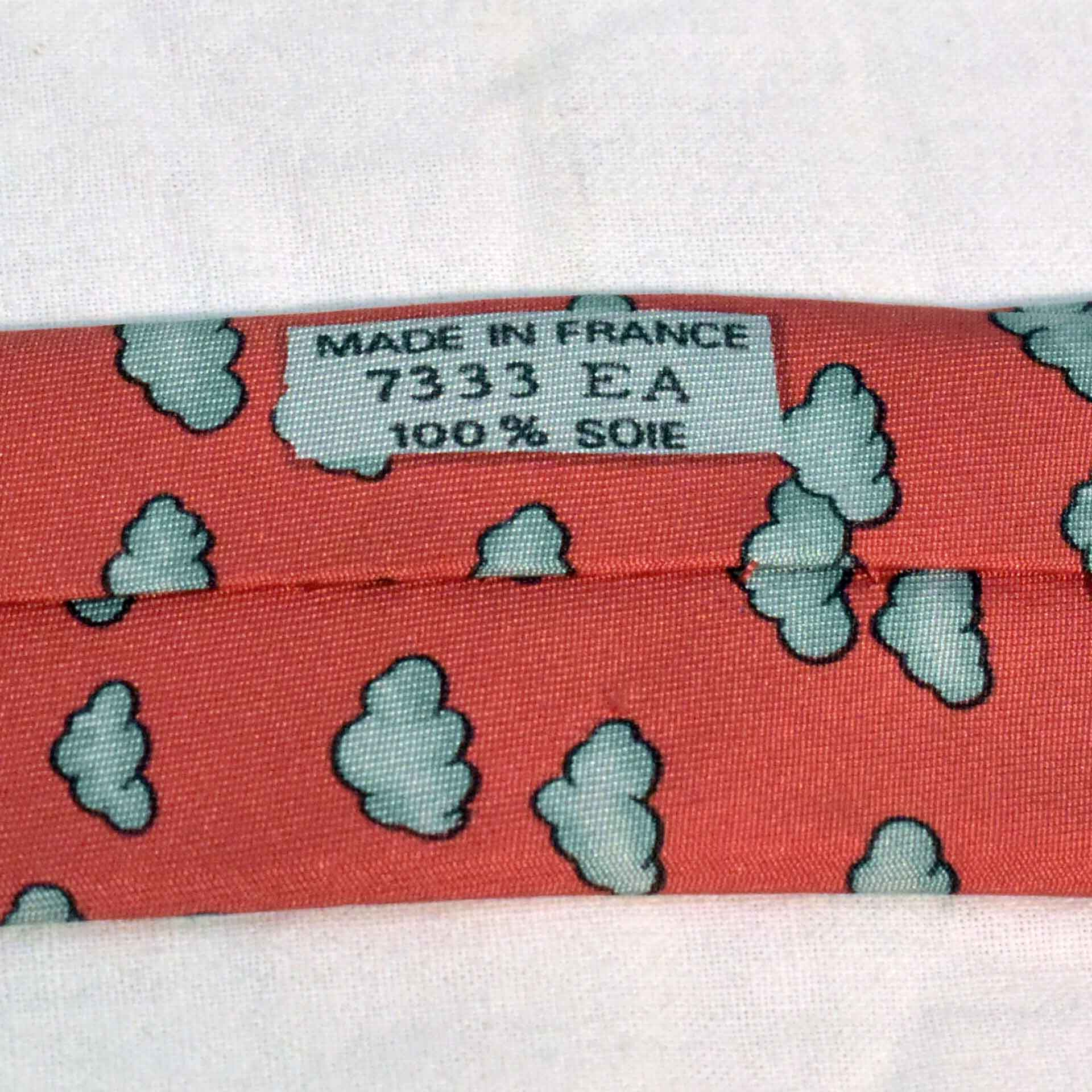 Cravate Fantaisie - Maison Hermès™ 7333 EA - Nuages sur Fond Rouge - Photo 5