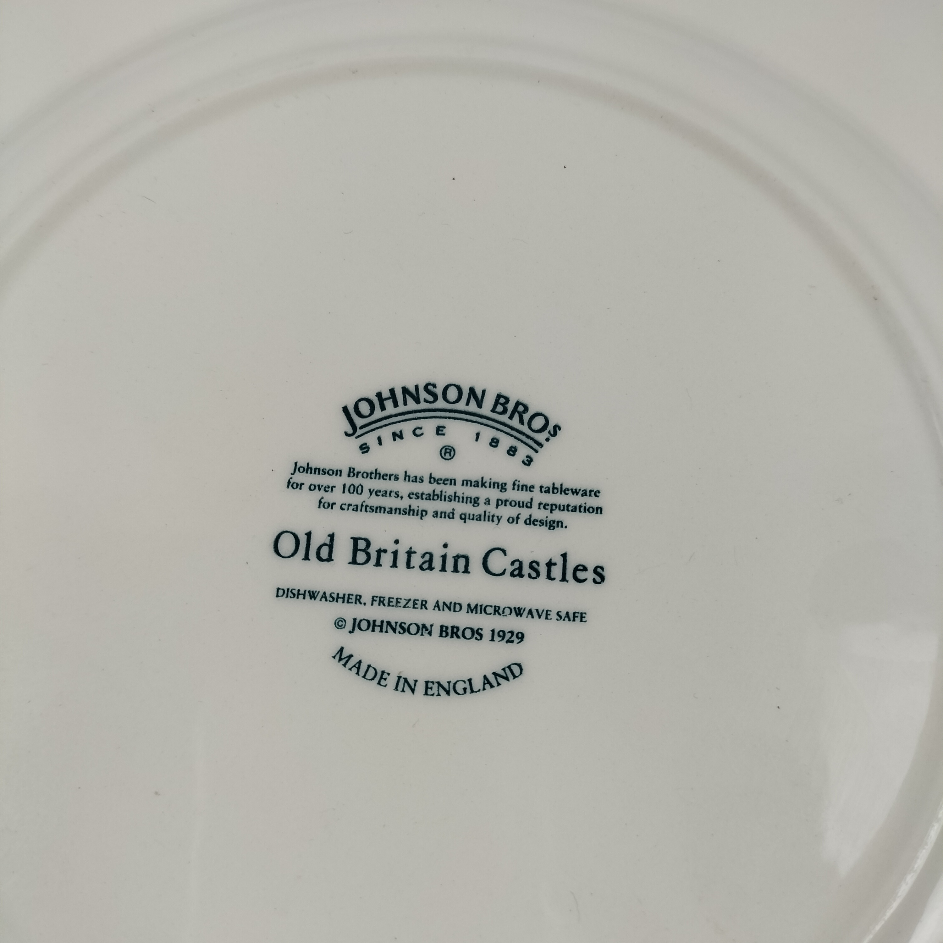 Voir photo 13 de Lot de vaisselle en porcelaine anglaise et une assiette style anglais Lot de vaisselle en porcelaine anglaise et une assiette style anglais État correct - Vue 13 -