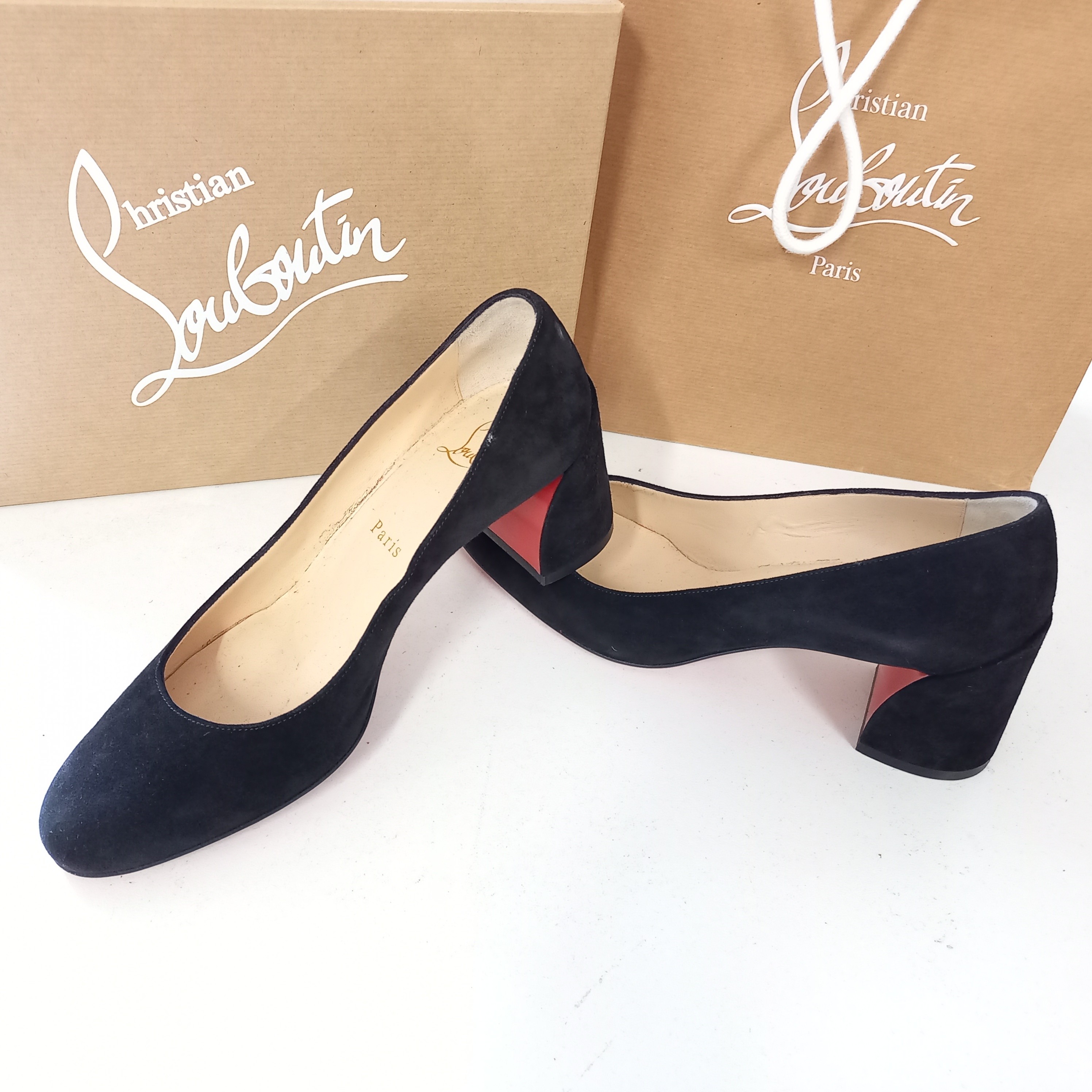 Escarpins "christian louboutin" modèle Miss Sab pointure T36 en veau velours Très bon état - Vue 2 - 
