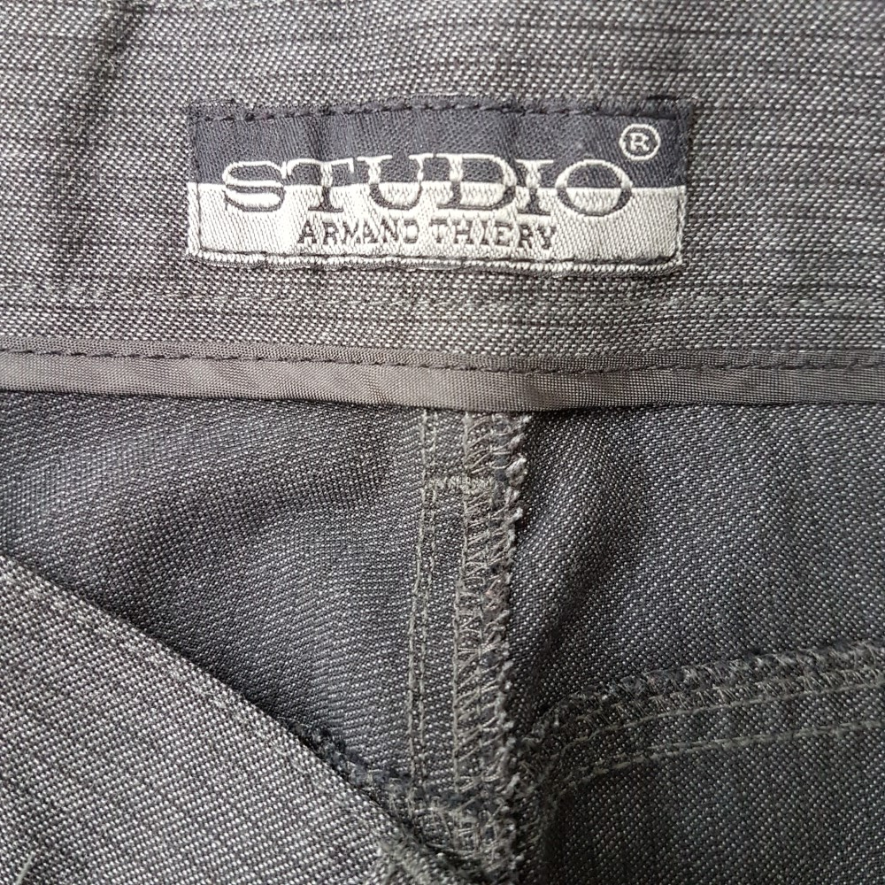Voir photo 6 de Pantalon gris chiné - ARMAND THIERY – taille 42 Pantalon gris chiné - ARMAND THIERY – taille 42 Très bon état - Vue 6 -