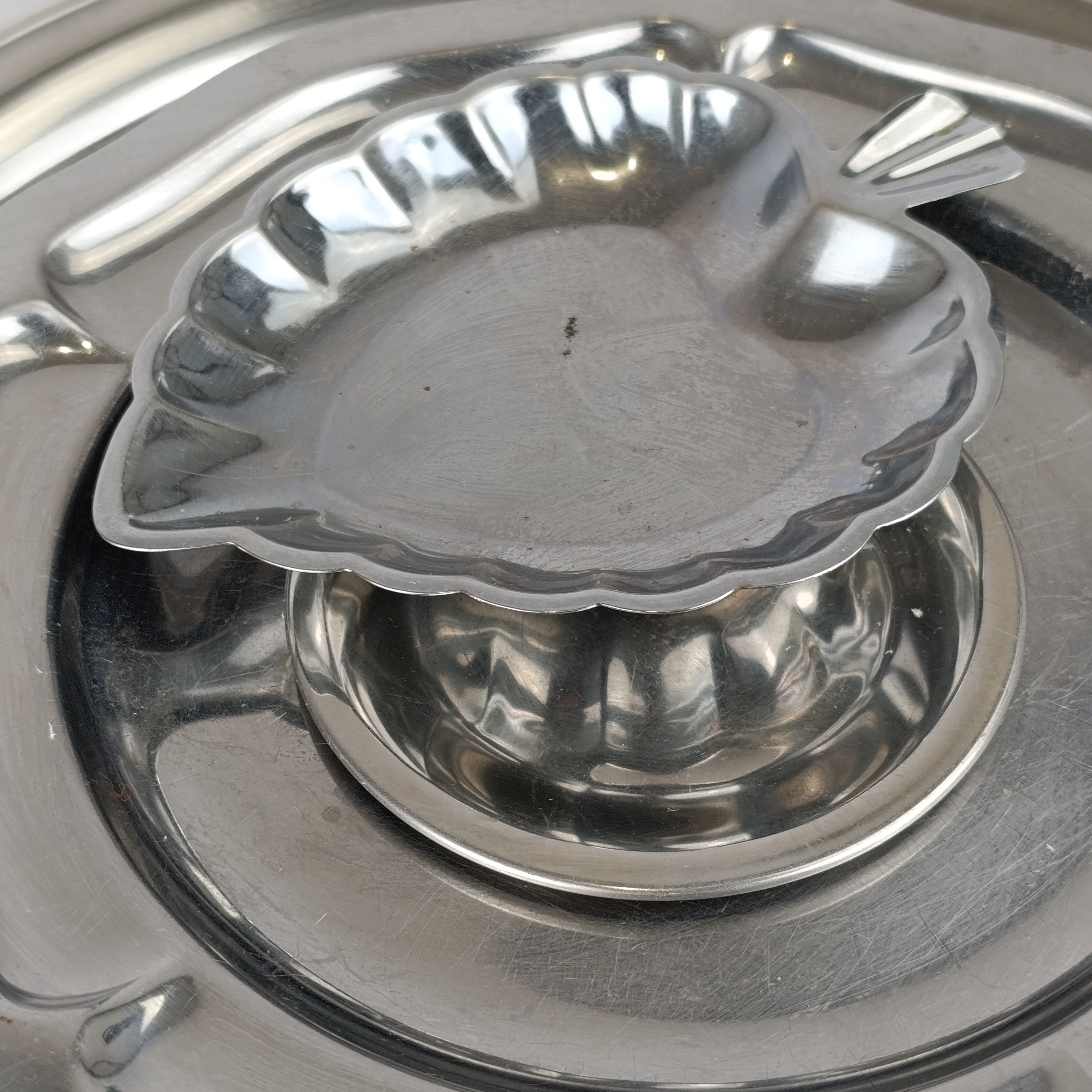 2 plateaux en inox + 1 coupelle en forme de coeur en inox - Photo 3