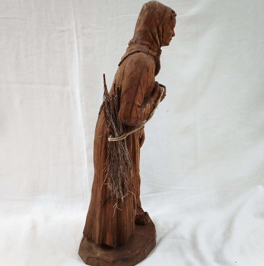 Grand santon en bois. Femme au fagot - Photo 4