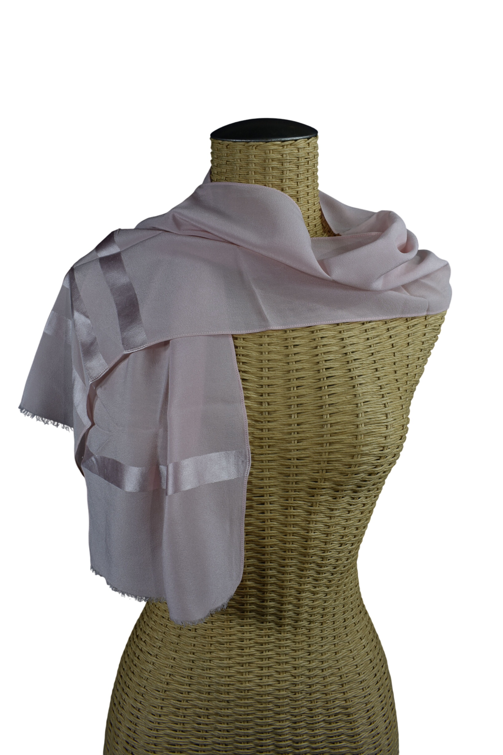 Echarpe en crêpe de soie rose poudré ( 135 X 26 cm ) et carré OSTINELLI, camaïeu rose à motifs automobile 