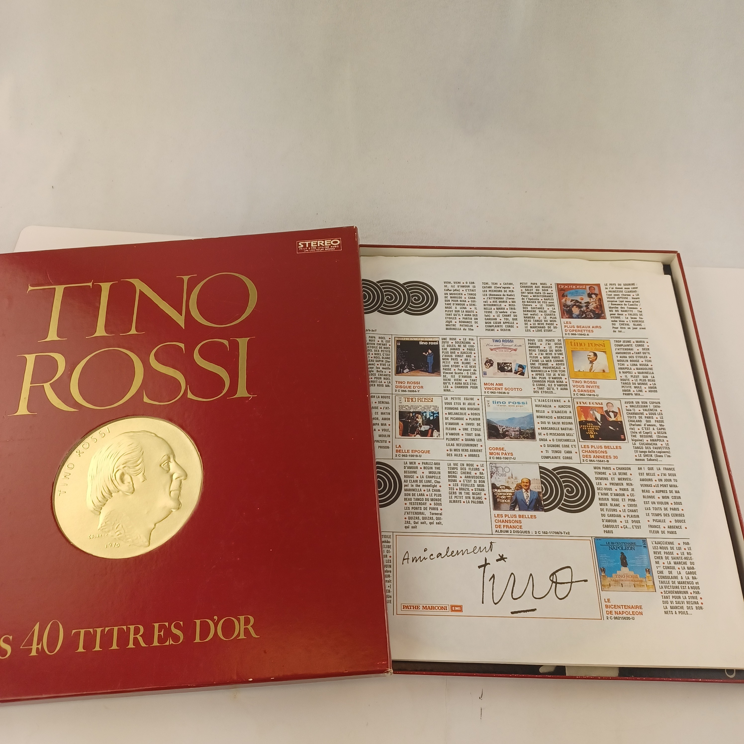 Voir photo 2 de Coffret vinyle de Tino Rossi, ses 40 titres d'or en 33 tours Coffret vinyle de Tino Rossi, ses 40 titres d'or en 33 tours Très bon état - Vue 2 -