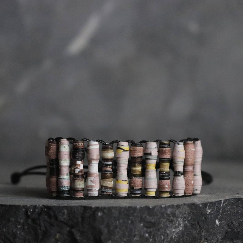 Acheter Bracelet shamballa en perles de papier magazine upcyclé - TRËMA Comme neuf - 20,00 € Bracelet shamballa en perles de papier magazine upcyclé - TRËMA Comme neuf - reconditionné disponible sur Label Emmaüs