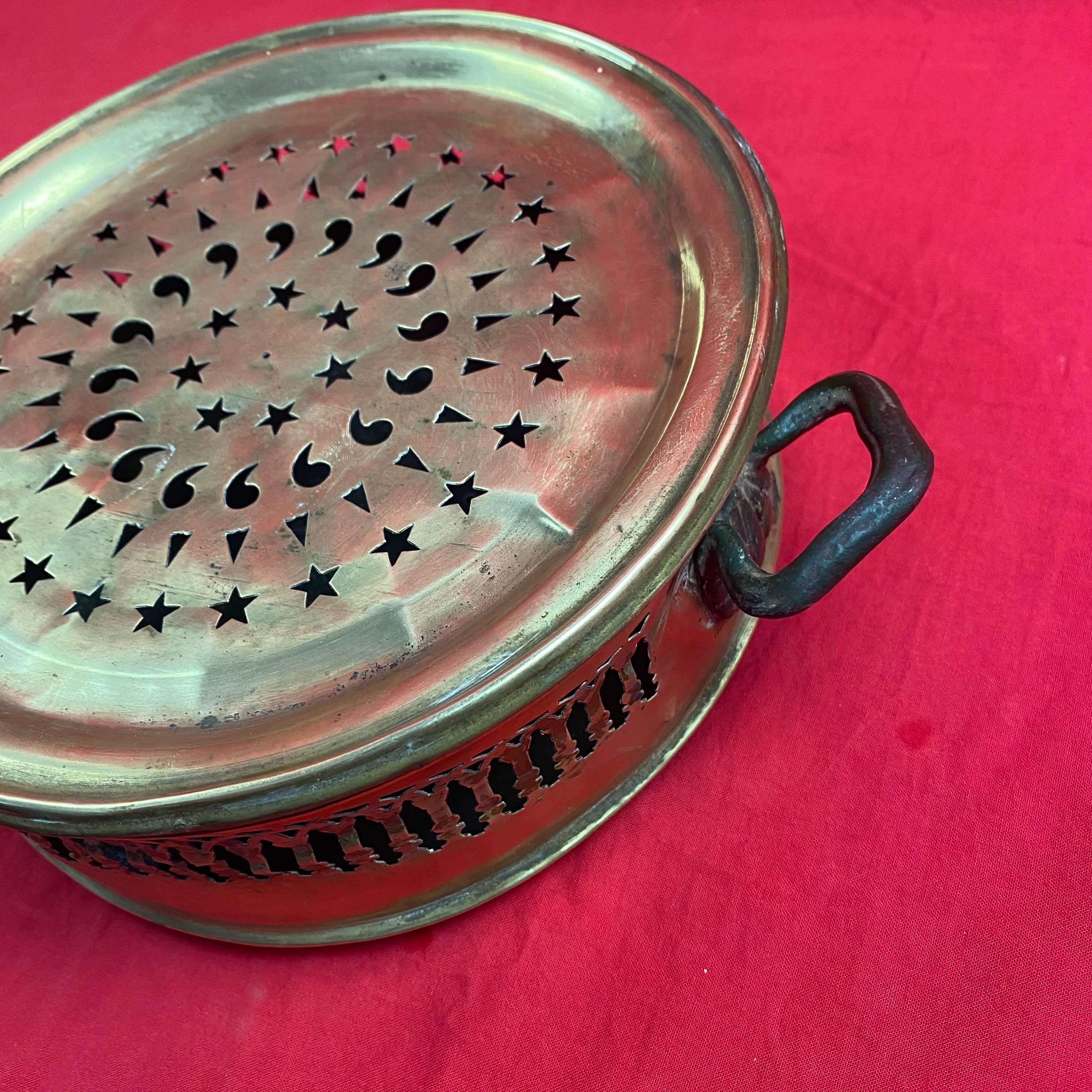 Chauffe-plat de table ancien en laiton ajouré - Fin XIXe/Début XXe  - Vue 4 - 