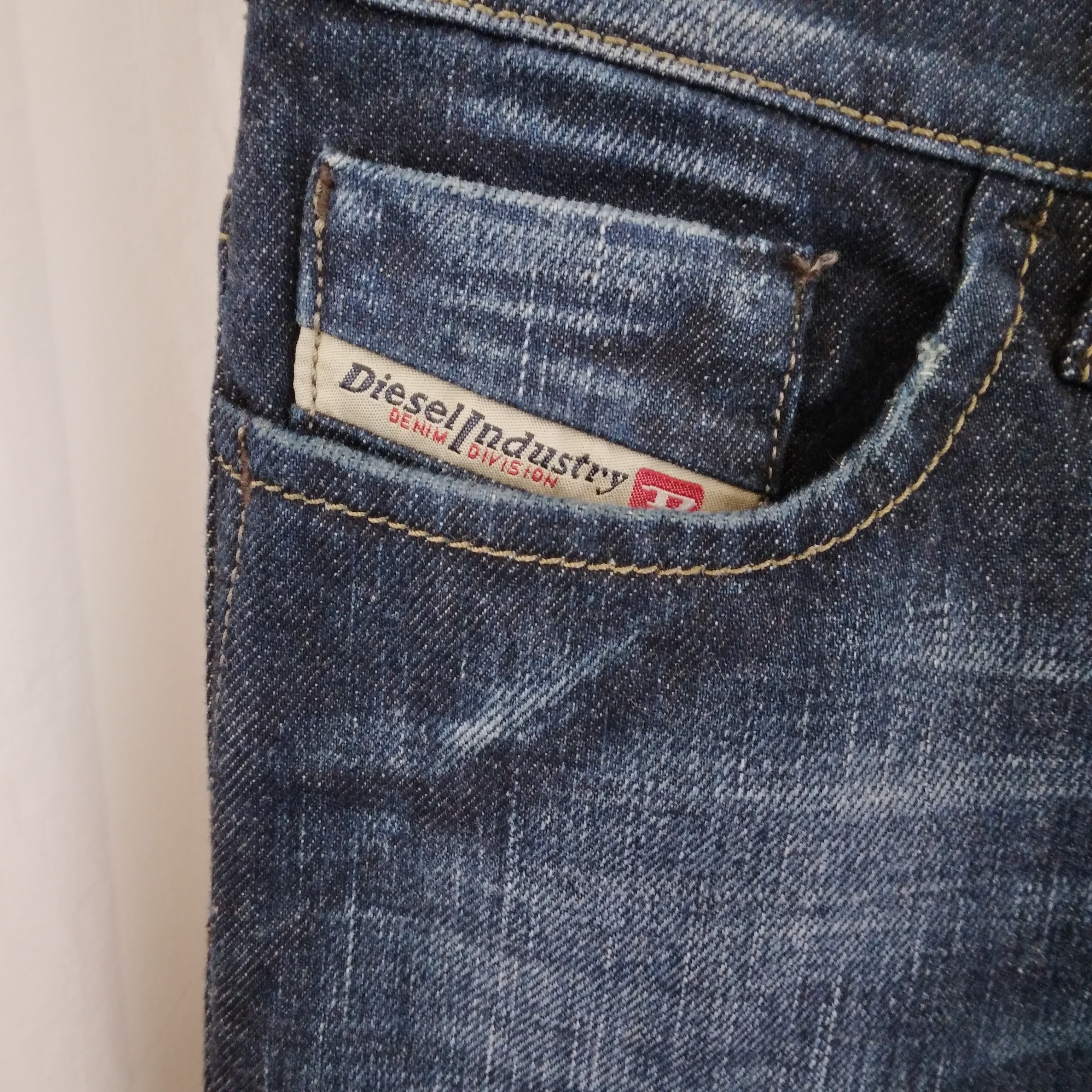 Voir photo 4 de Jean délavé pour femme Diesel Jean délavé pour femme Diesel Très bon état - Vue 4 -