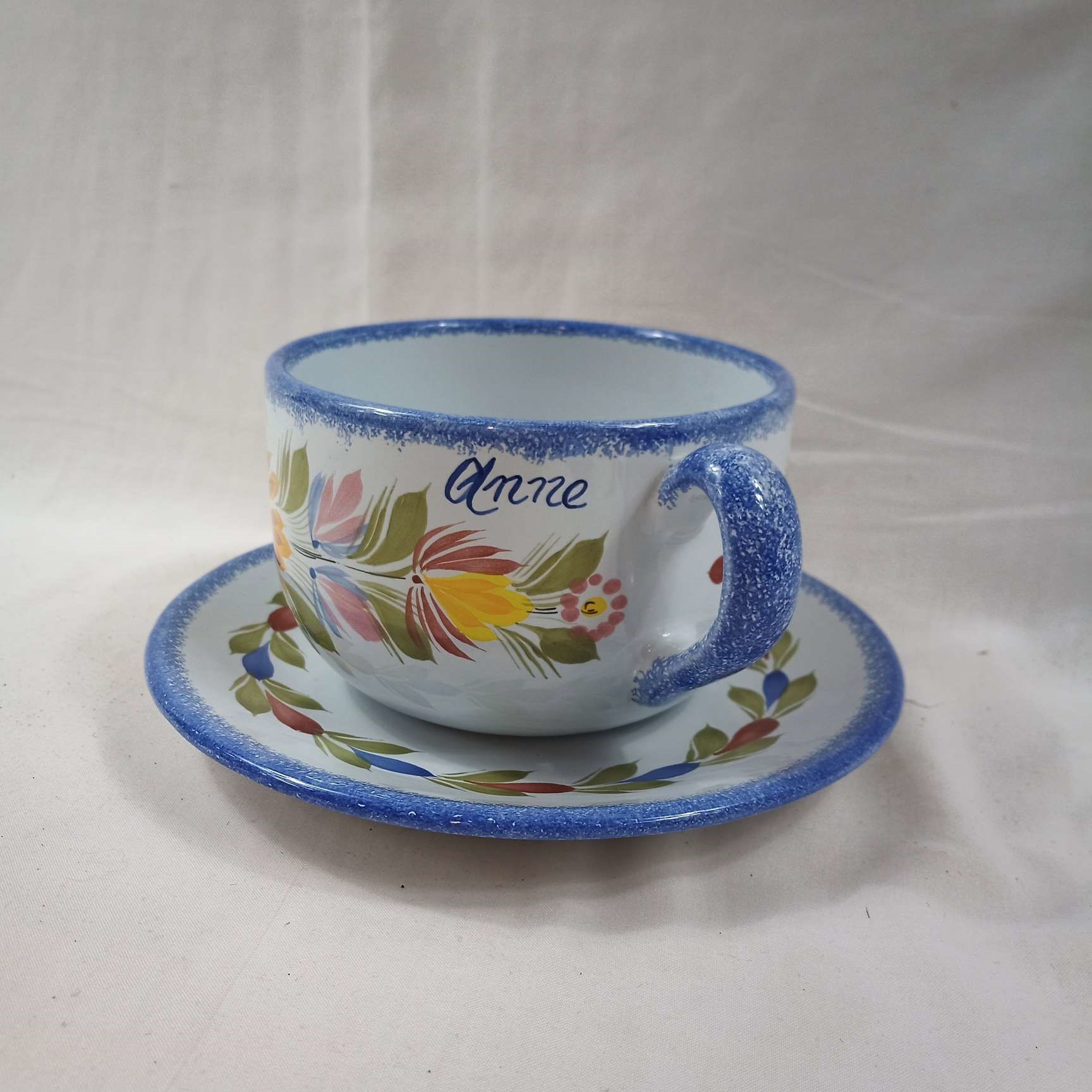 Grande tasse et sous-tasse à motif floral en faïence de Quimper signé Henriot  - Photo 0
