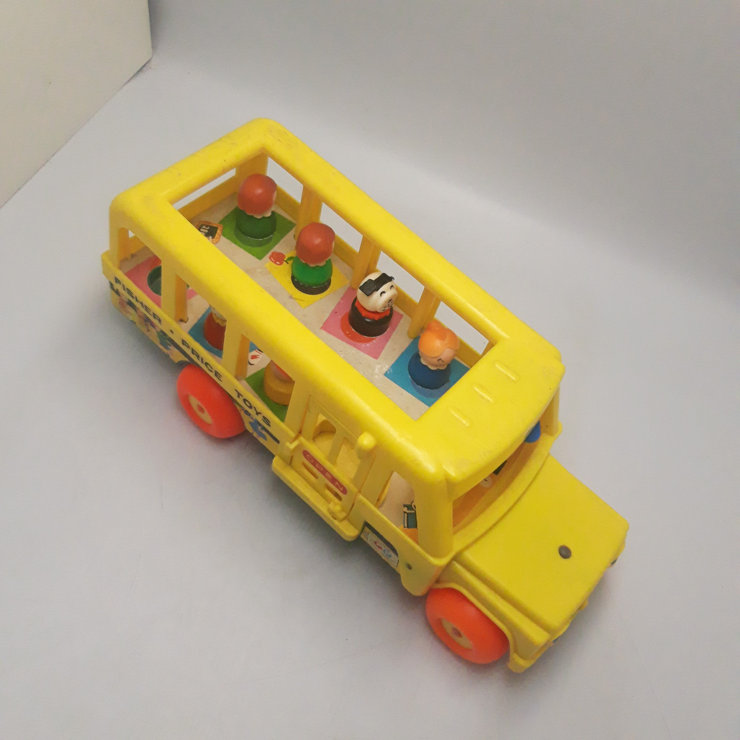 Voir photo 4 de Ancien bus scolaire Fisher-Price 1964 Ancien bus scolaire Fisher-Price 1964 Bon état - Vue 4 -