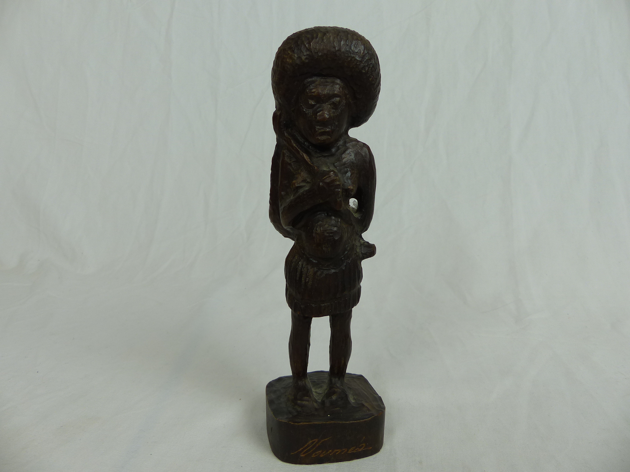 Statuette artisanale en bois 